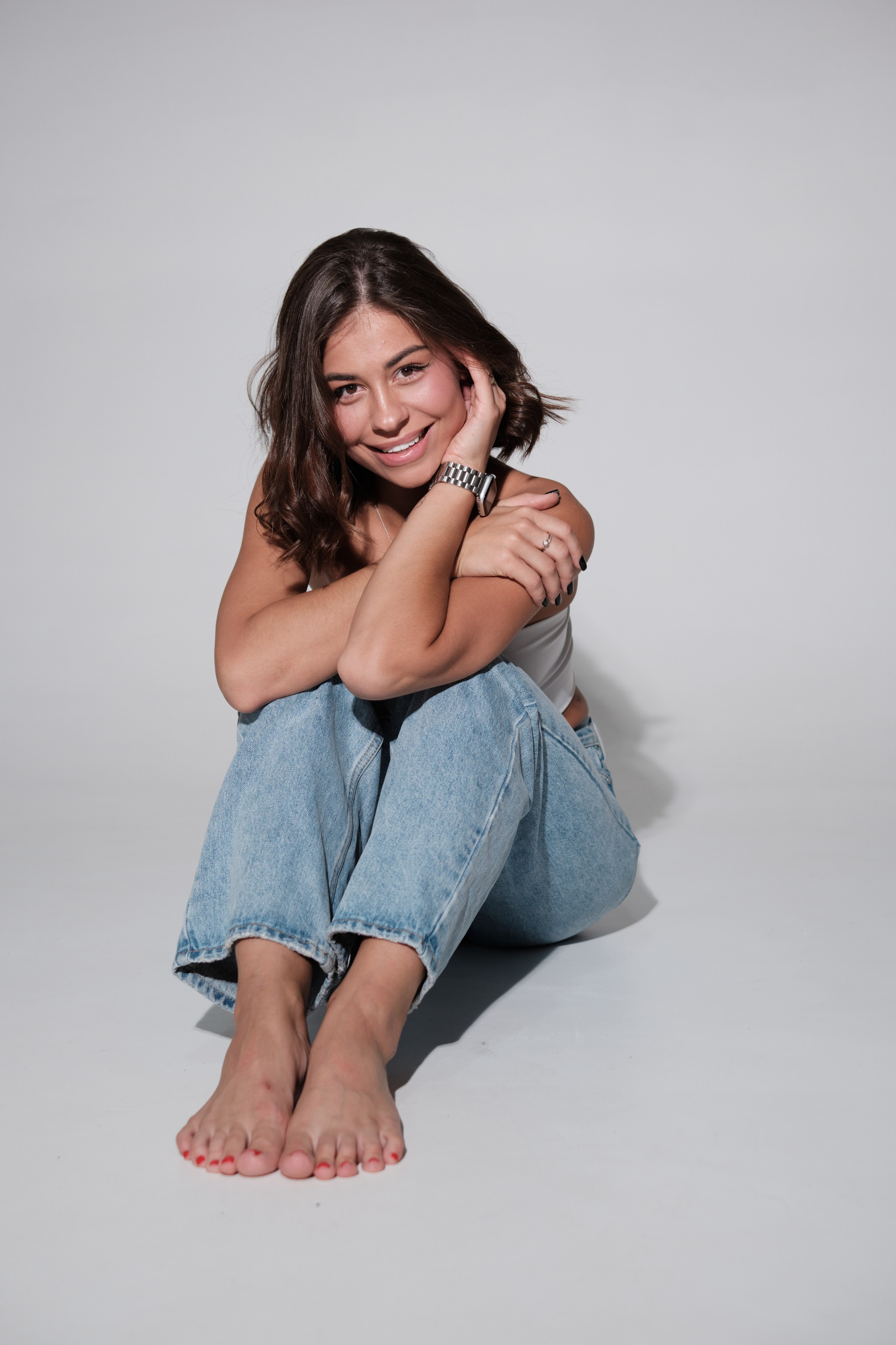 Сьемка в студии для модельного агентства, девушка в джинсах и белом топе