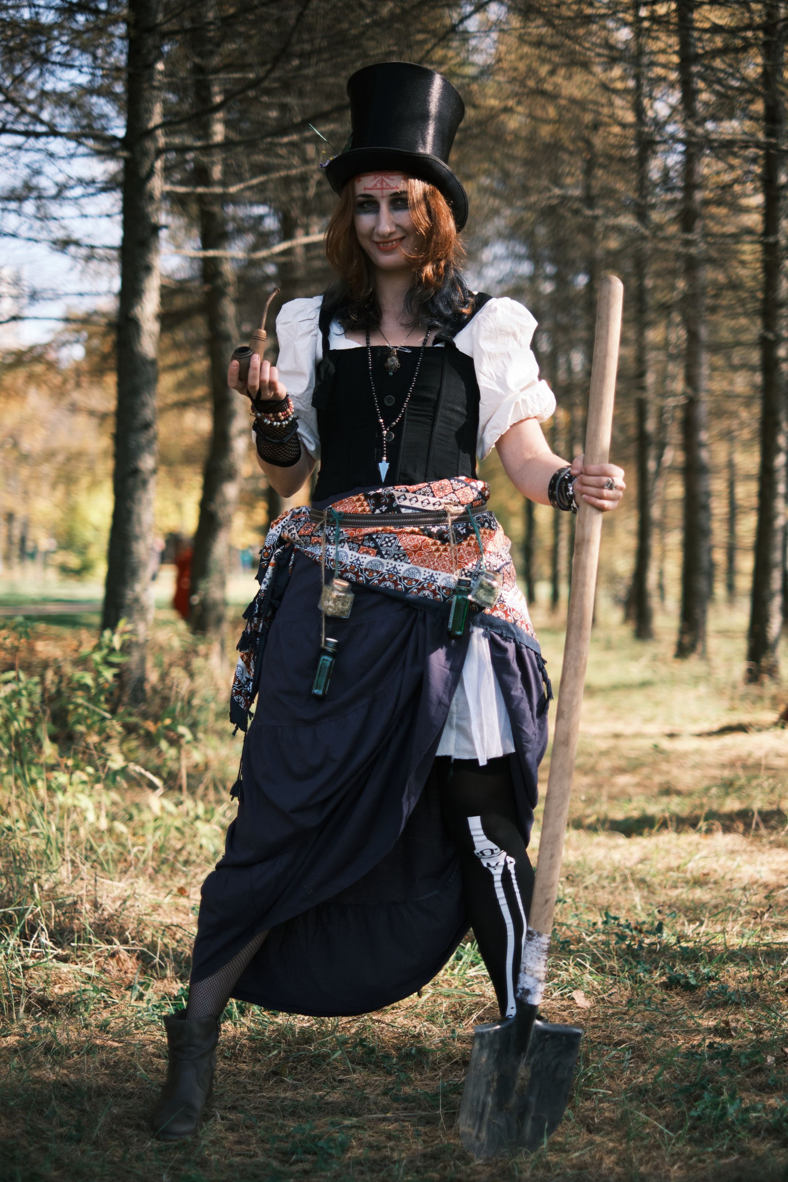 Девушка в шляпе и трубкой с лопатой