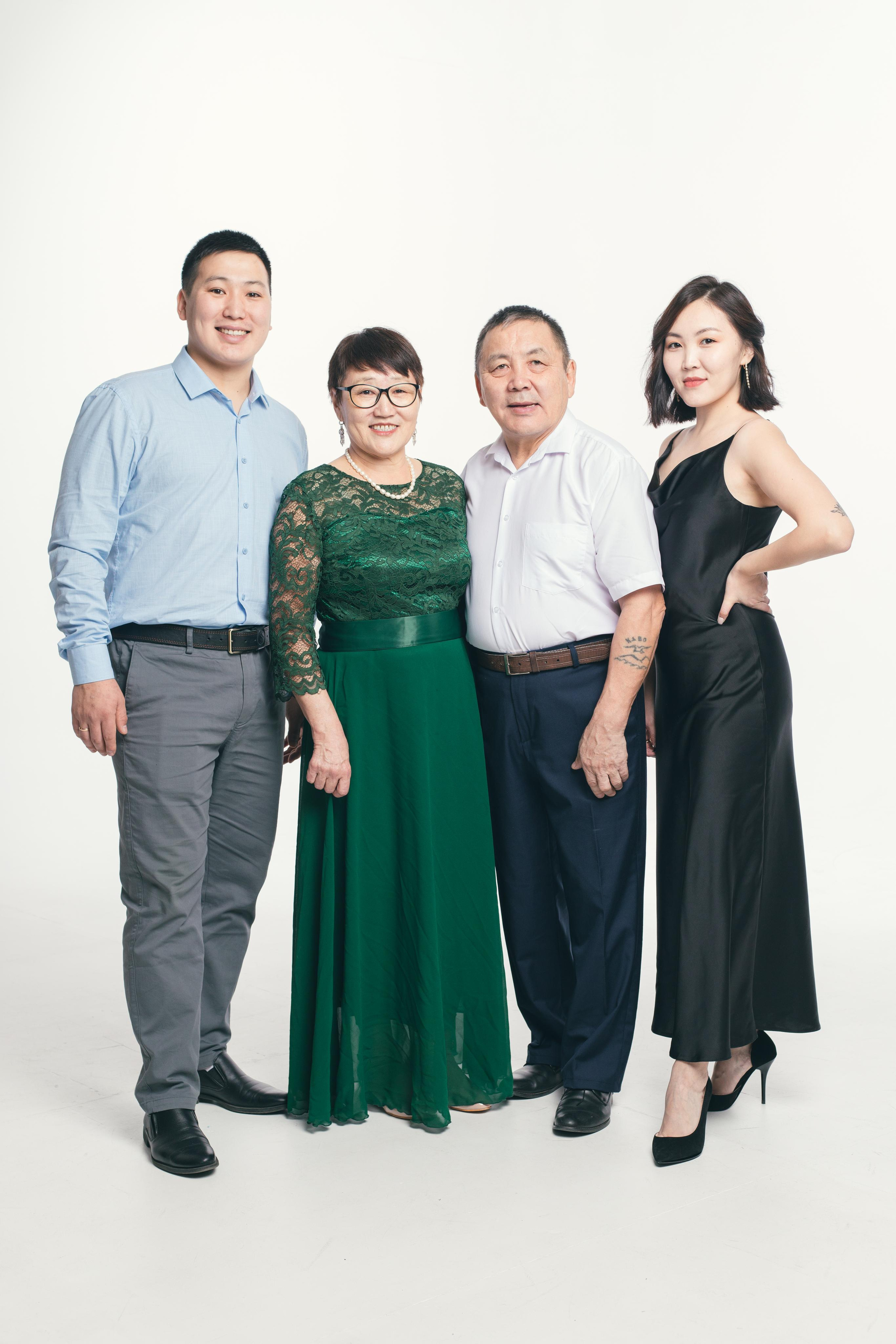 Айтал дьиэ кэргэнэ. Фотограф в Якутске Сулустаан Алексеев