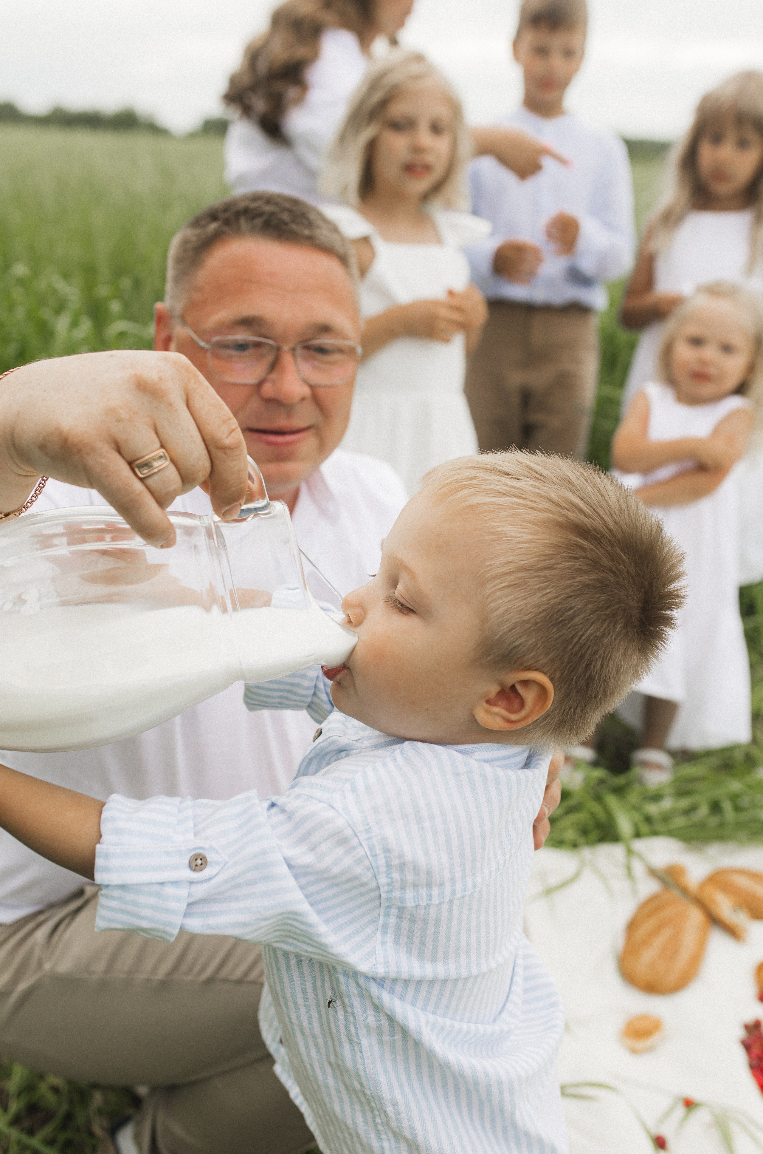 Маша и Миша и их веселая компания (пикник в поле). Семейный и свадебный фотограф в Екатеринбурге Орлова Ирина