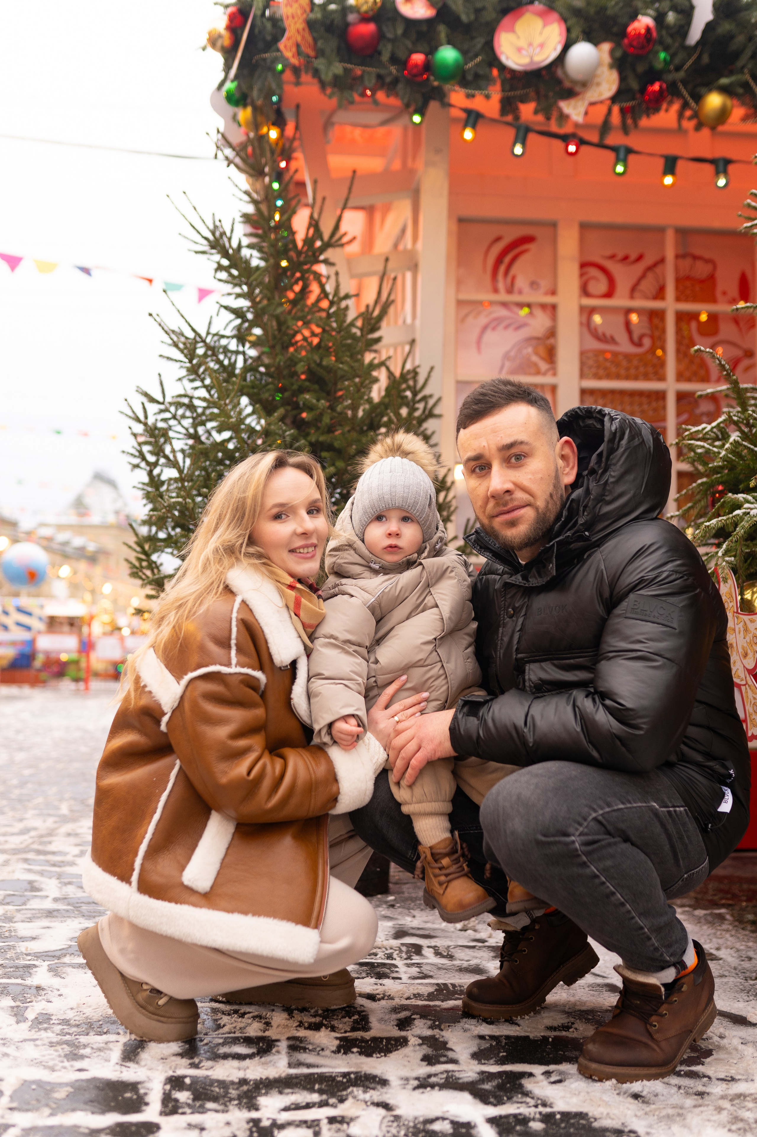 Павел, Егор и Наталия на ГУМ Ярмарке. Свадебный фотограф в Москве Анна Полушина