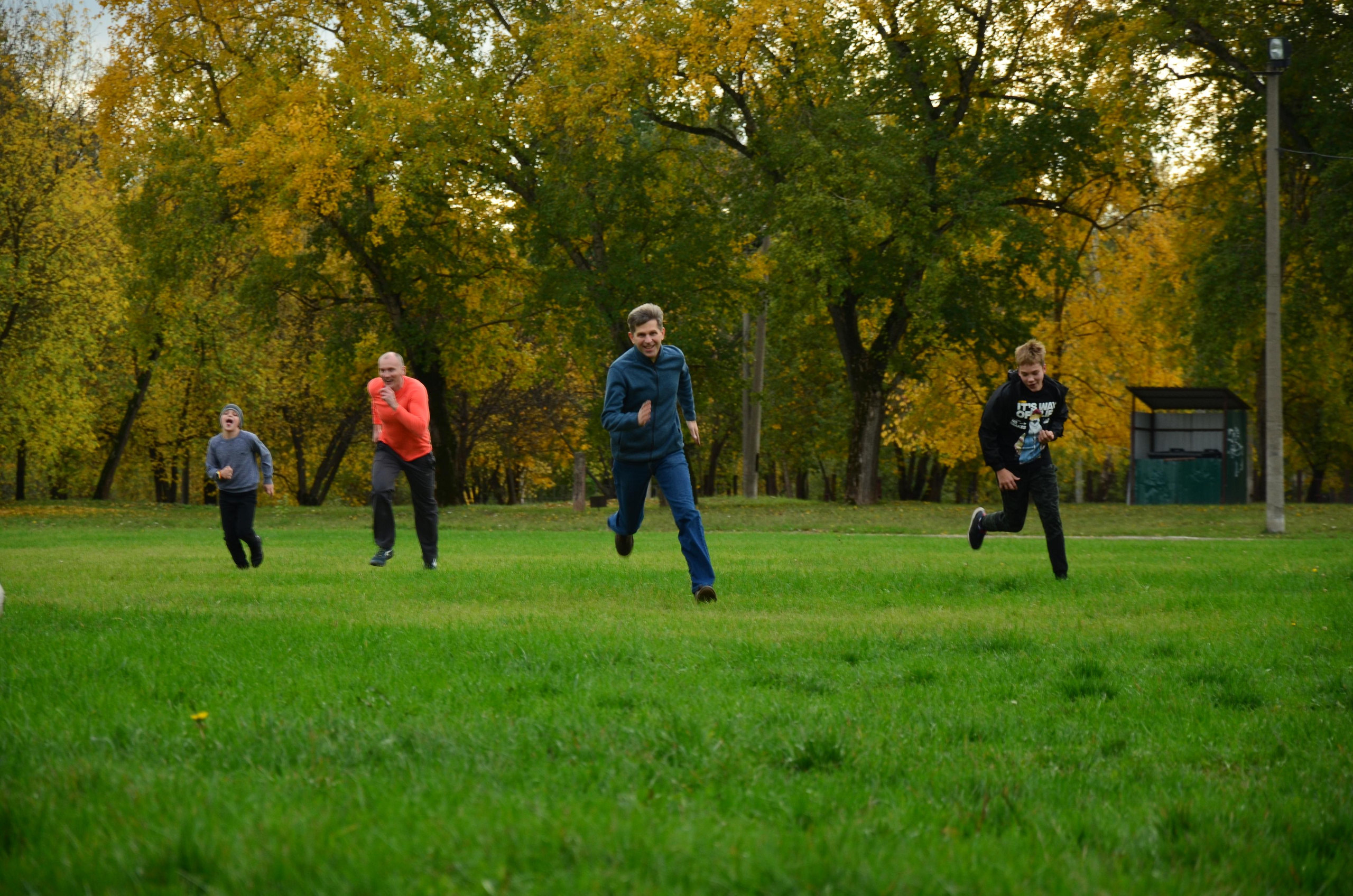 Семейная съемка в парке. В движении. Женский и семейный фотограф Людмила Богачкина