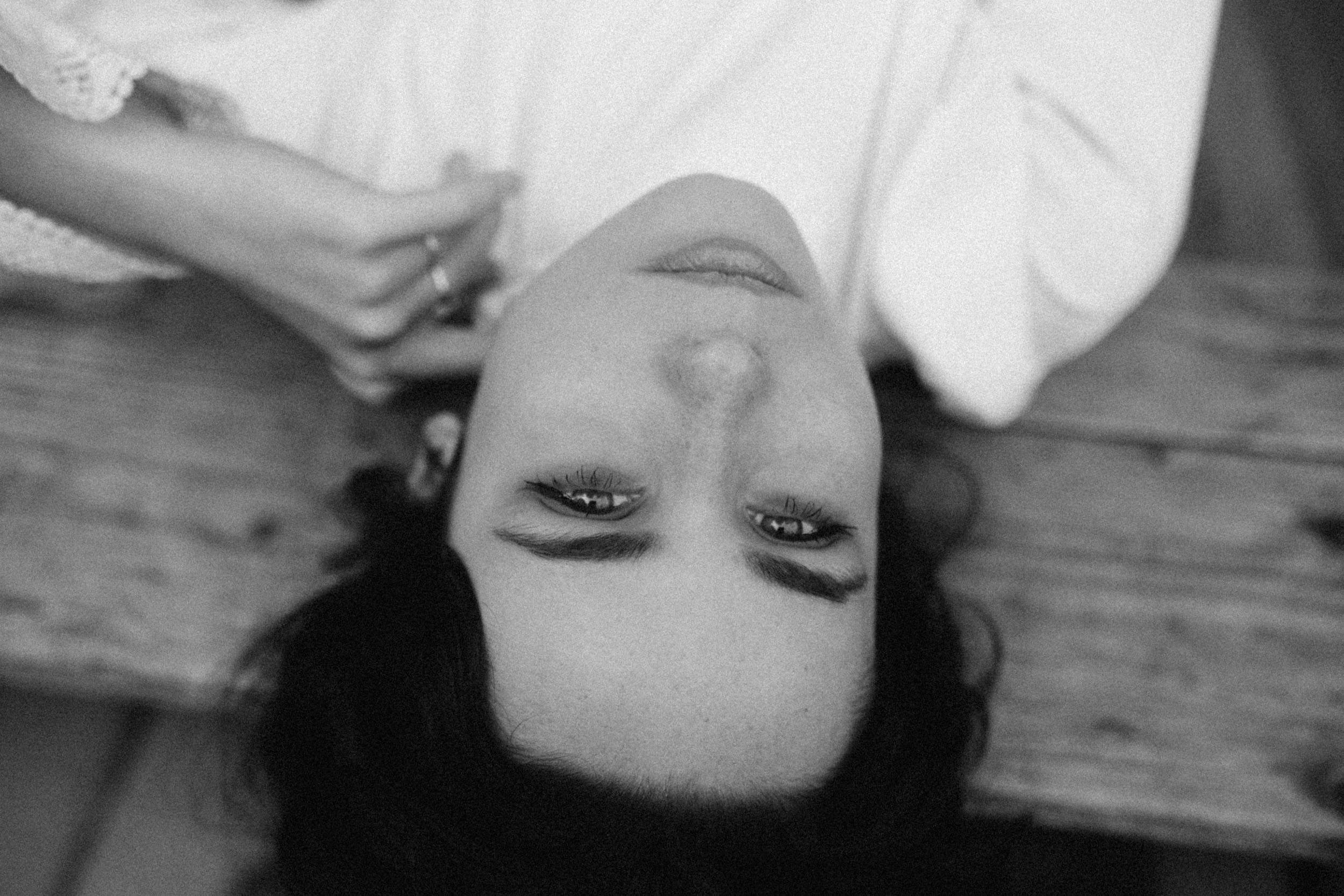 Черно-белое изображение лица девушки 