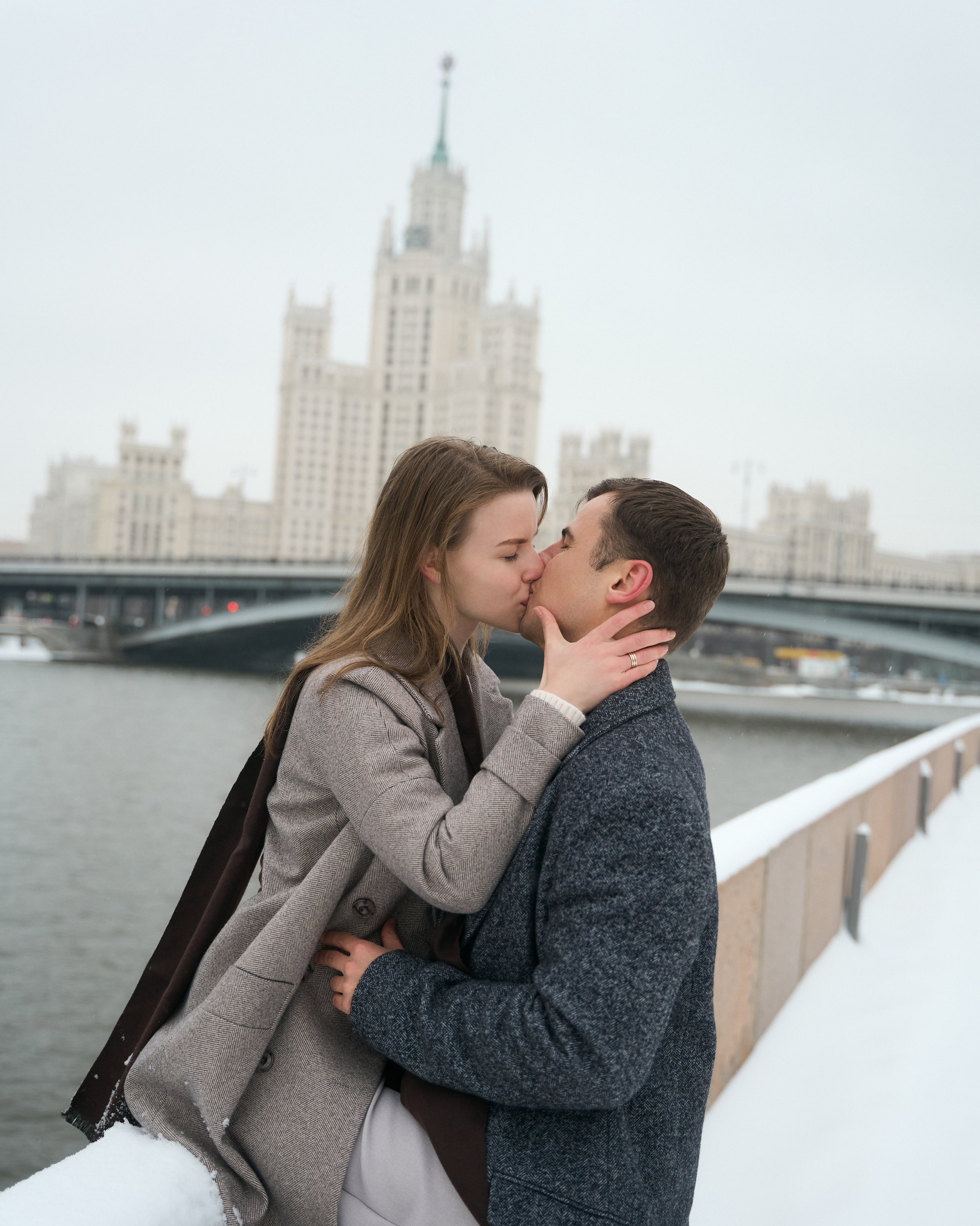 Любовь начинается с поцелуя. Minflo Photographer