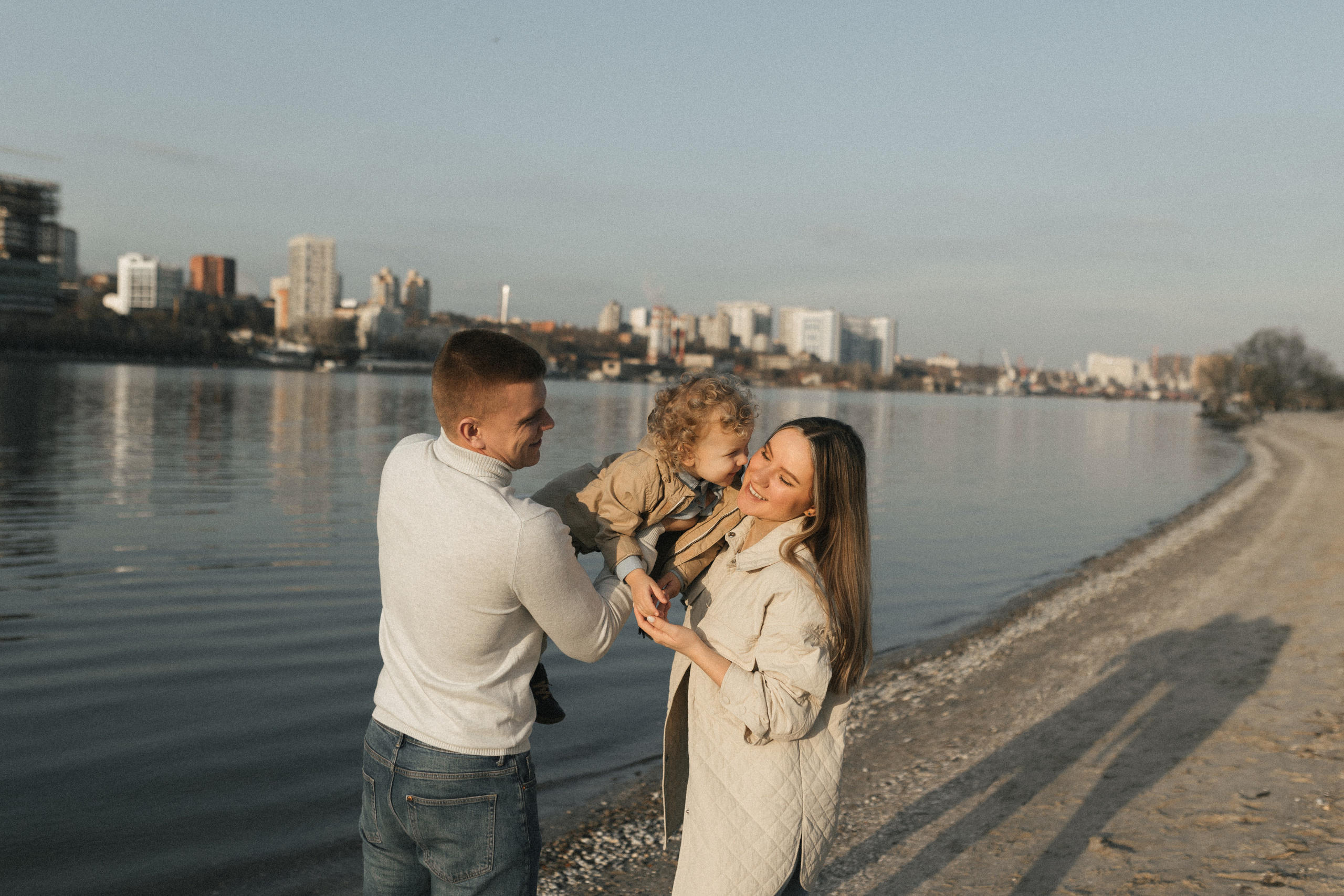 Лиза и Ваня с малышом Львом. Семейный фотограф в г. Ростову-на-Дону Козлова Евгения