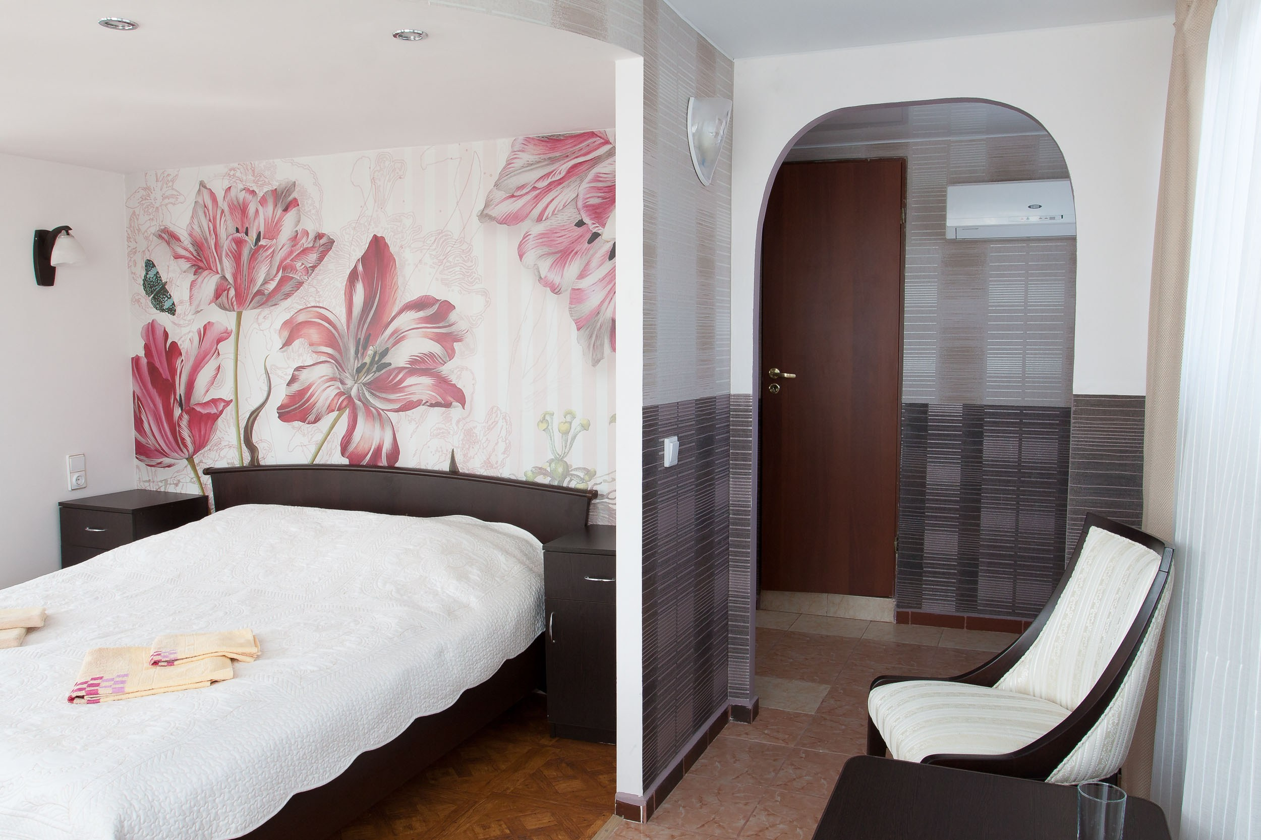 Просторный коридор гостевого дома Горница, интерьер с арками и декоративной отделкой.