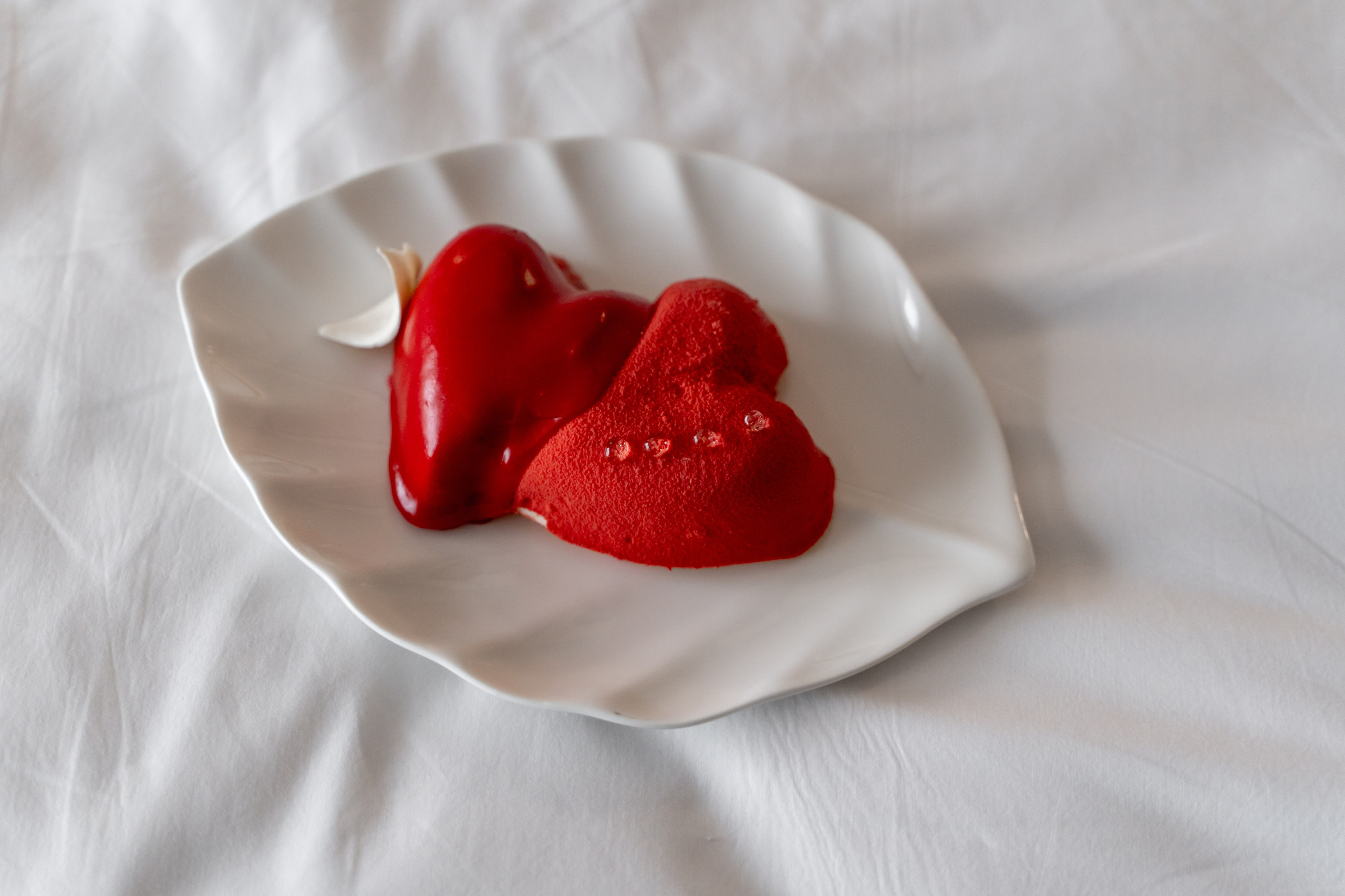 Свадебный фотограф в Москве. Свадебный фотограф Видное, Бутово, Домодедово, Щербинка, Царицыно. Свадебная фотосессия и сборы невесты в отеле Soluxe. Регистрация брака во дворце бракосочетания ВДНХ. Свадьба на ВДНХ. Свадебная фотосессия с ретро автомобилем Чайка. 