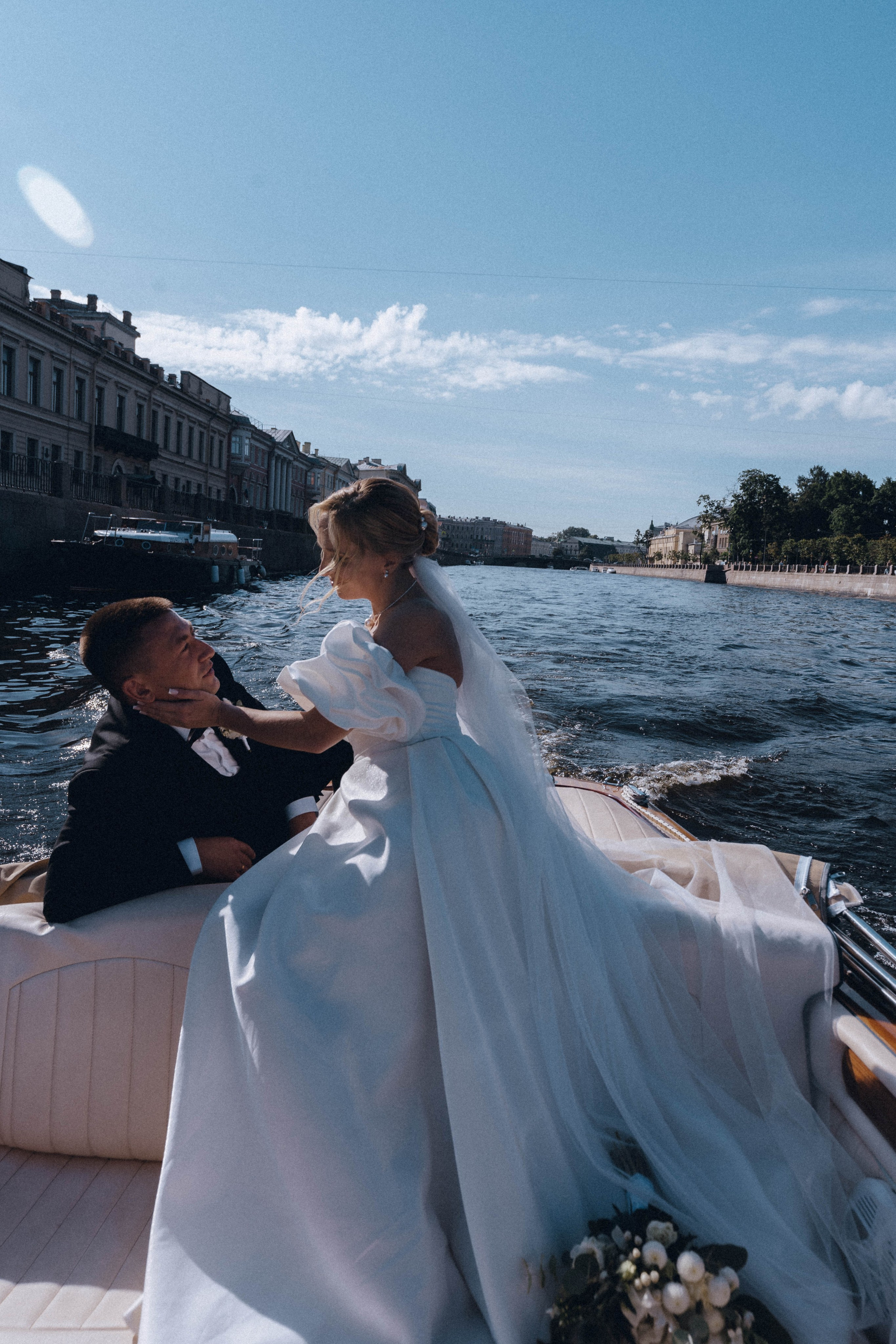 СВАДЕНБНАЯ СЬЕМКА НА КАТЕРЕ ПО КАНАЛАМ САНКТ-ПЕТЕРБУРГА И В АКВАТОРИИ НЕВЫ. Профессиональный фотограф, Санкт-Петербург — Виктория Богомолова