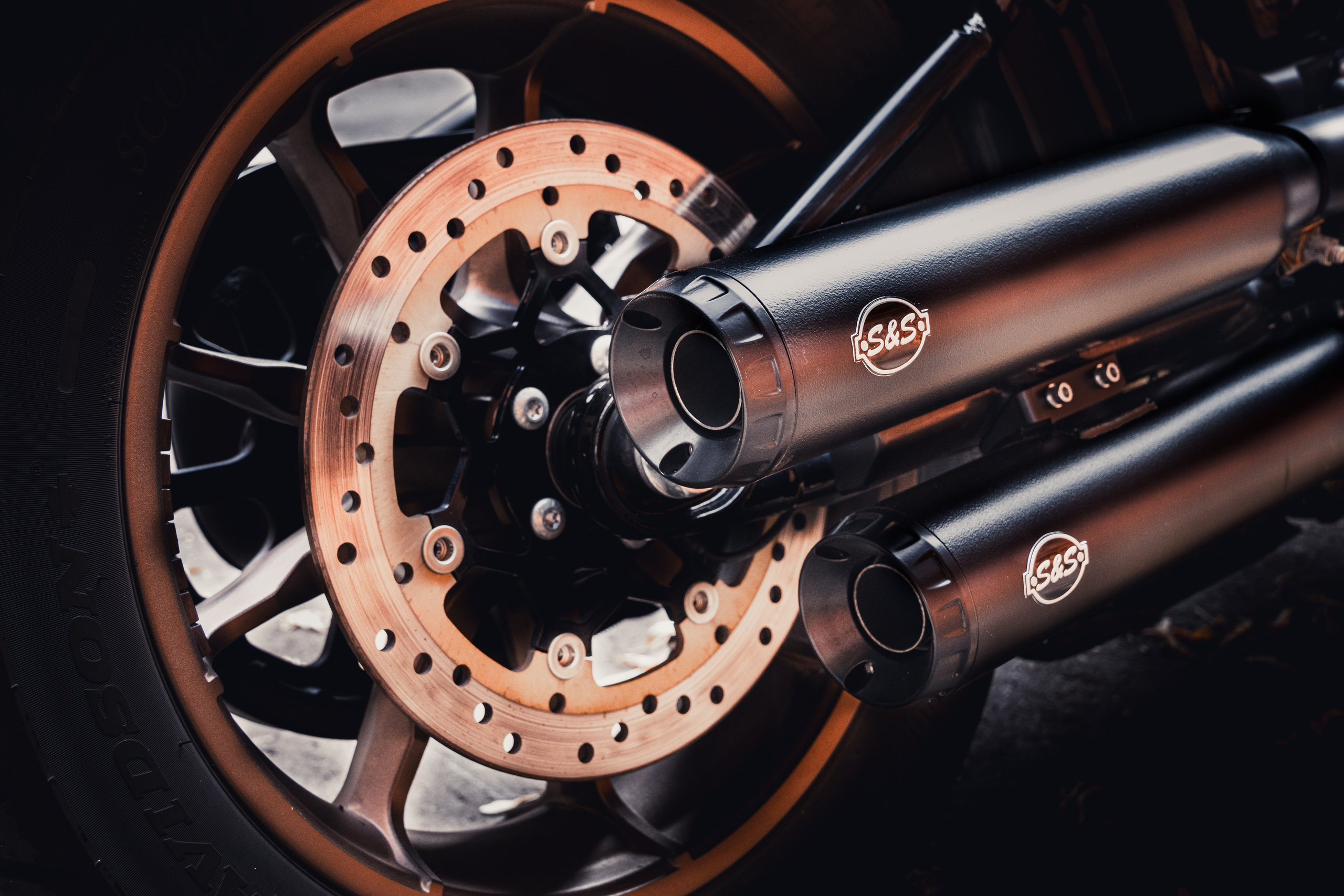 Кастомный Harley-Davidson в чёрном цвете с деталями аэрографии в стиле научной фантастики