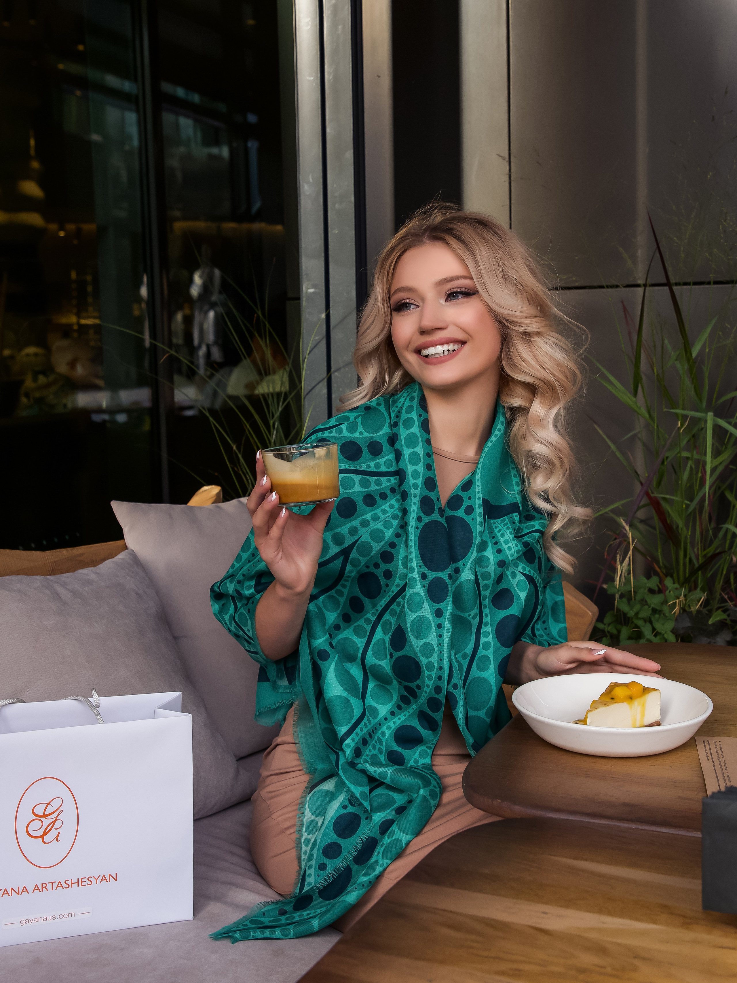 Фото на модели. Предметная Фотосьемка в Москве