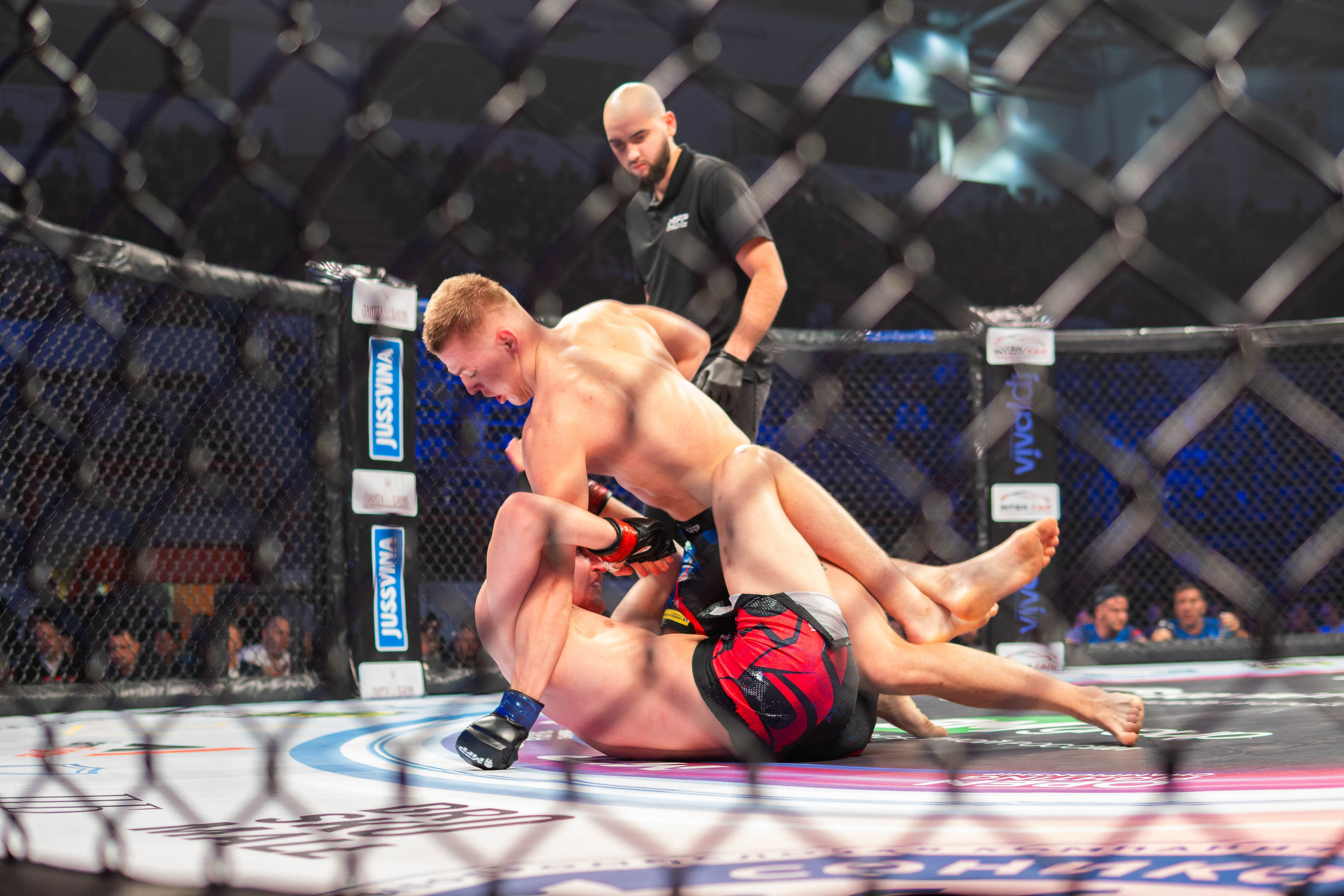 Спортивный и репортажный фотограф в Хабаровске Дергачев Дмитрий запечатлел бой двух сильнейших спортсменов на соревнованиях по панкратиону