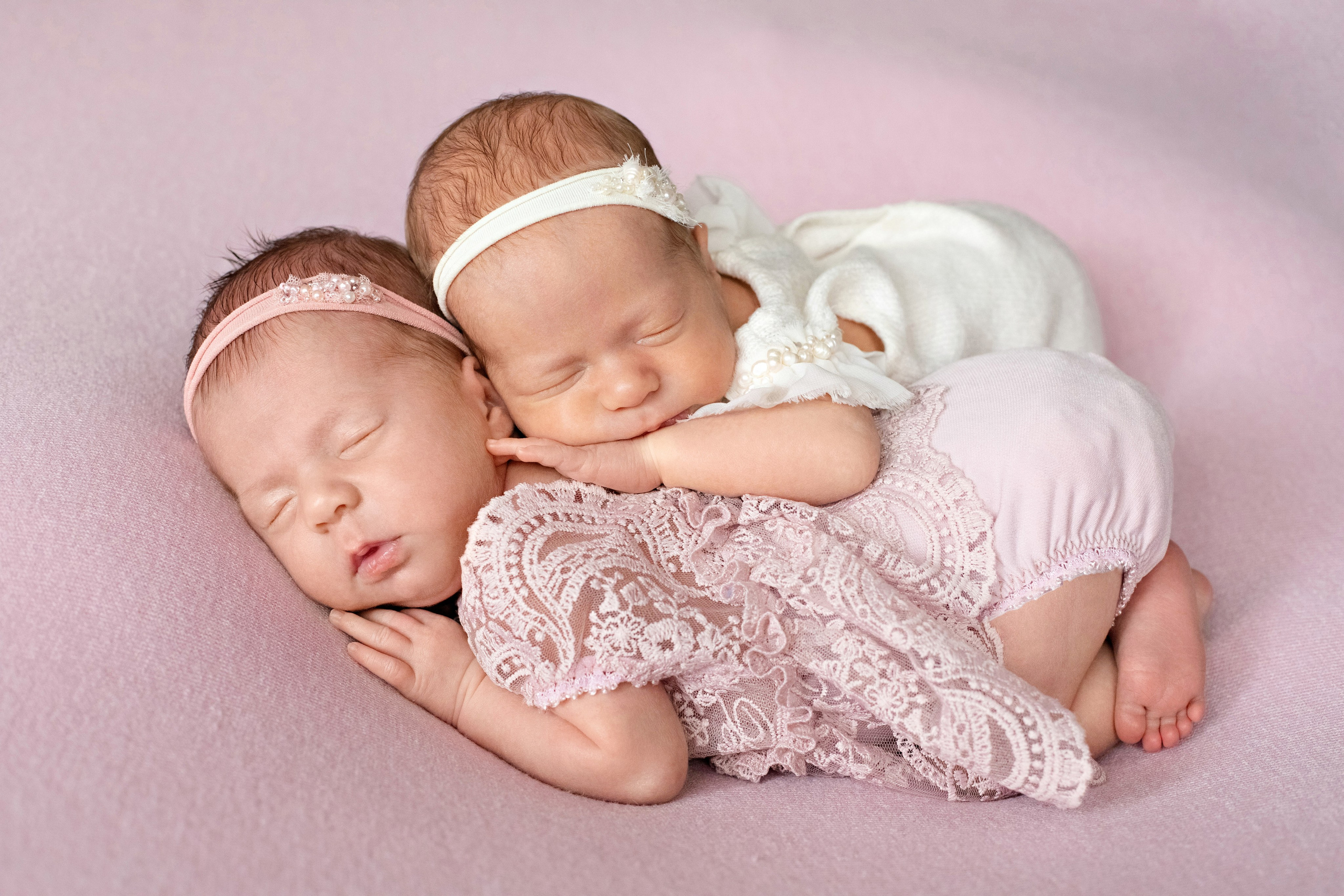 Александра и Есения. Фотограф новорожденных в Екатеринбурге Татьяна Продан