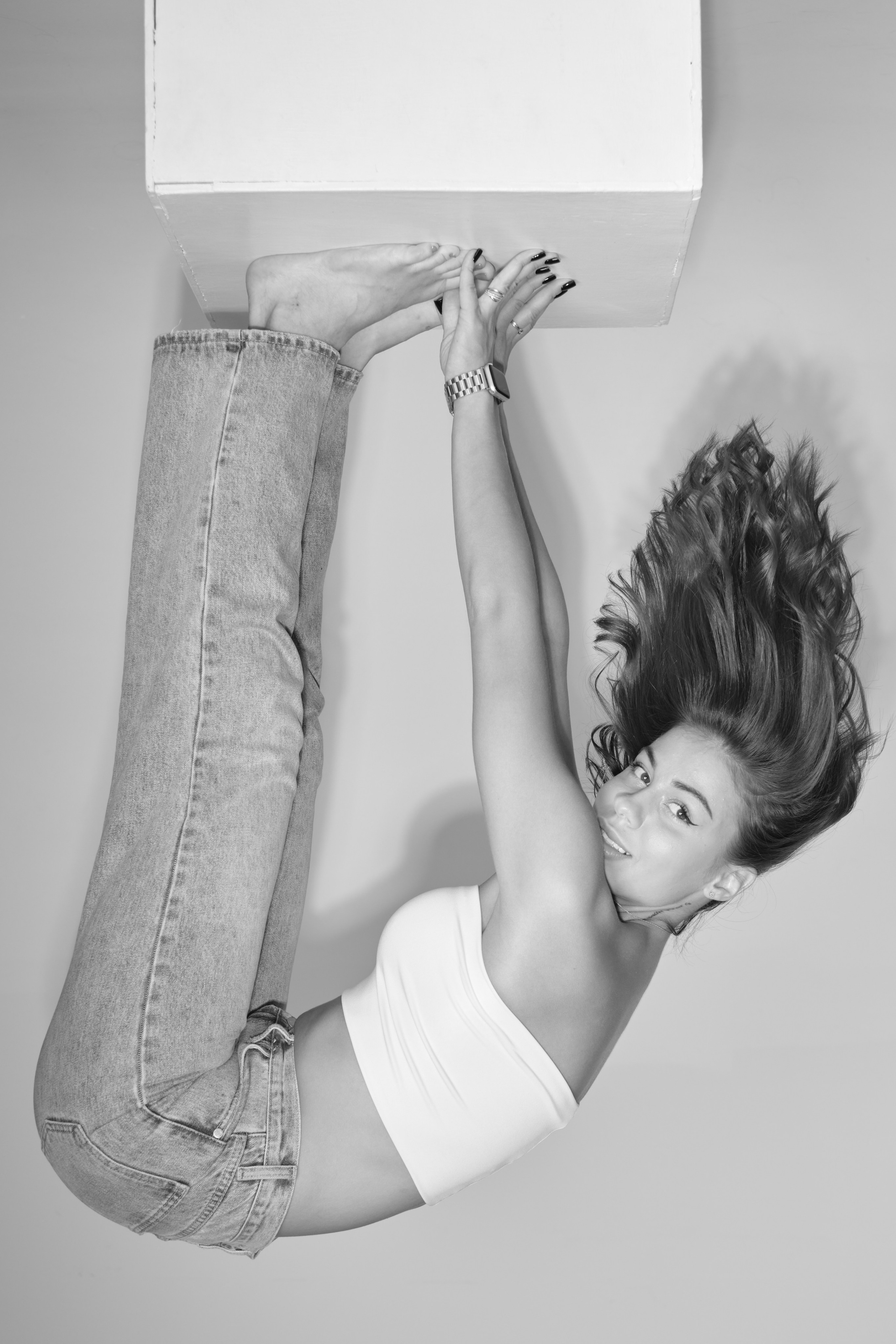 Сьемка в студии для модельного агентства, девушка в джинсах и белом топе, ЧБ