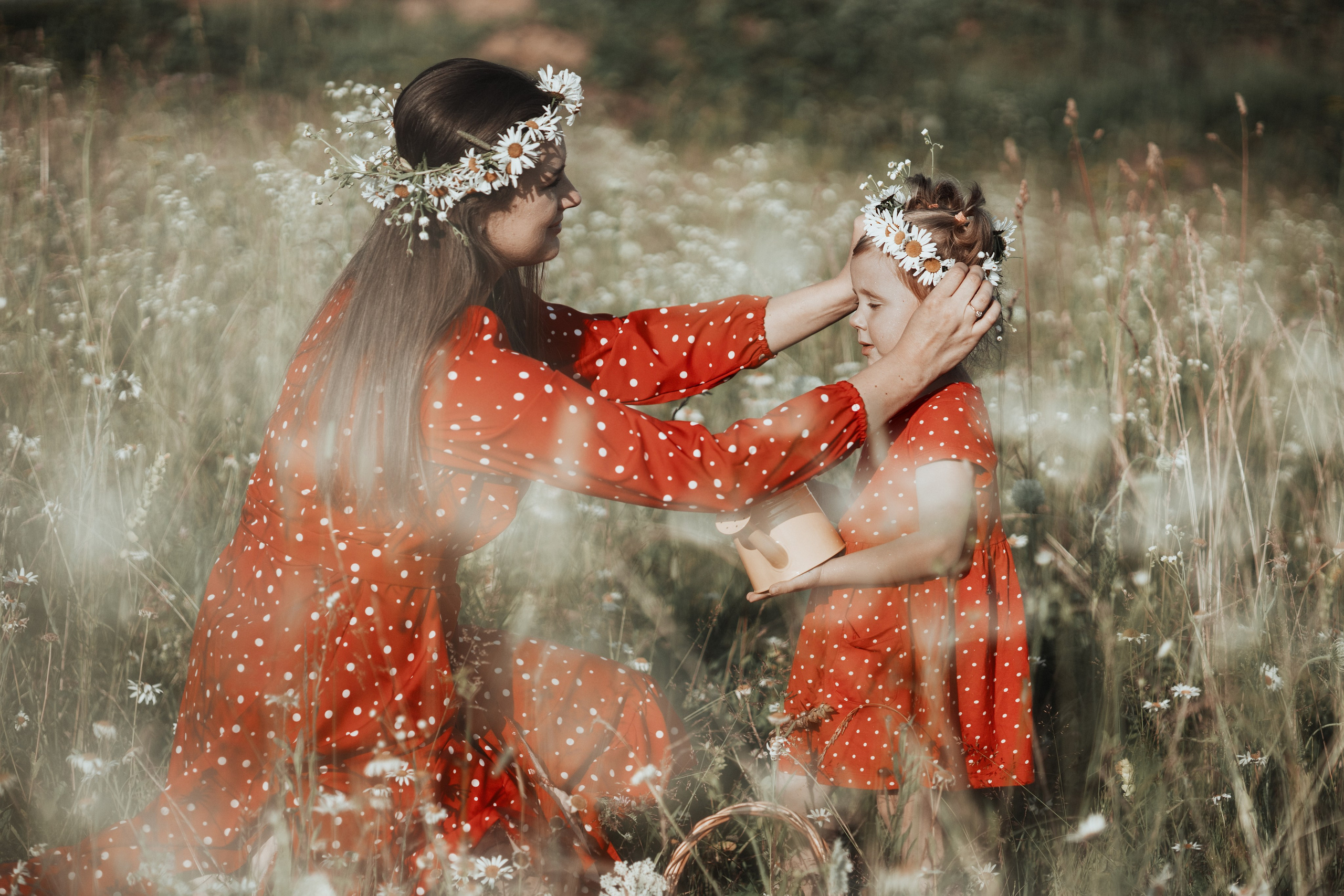 Мама и дочка в ромашковом поле. Фотограф в Москве Мухина Ирина