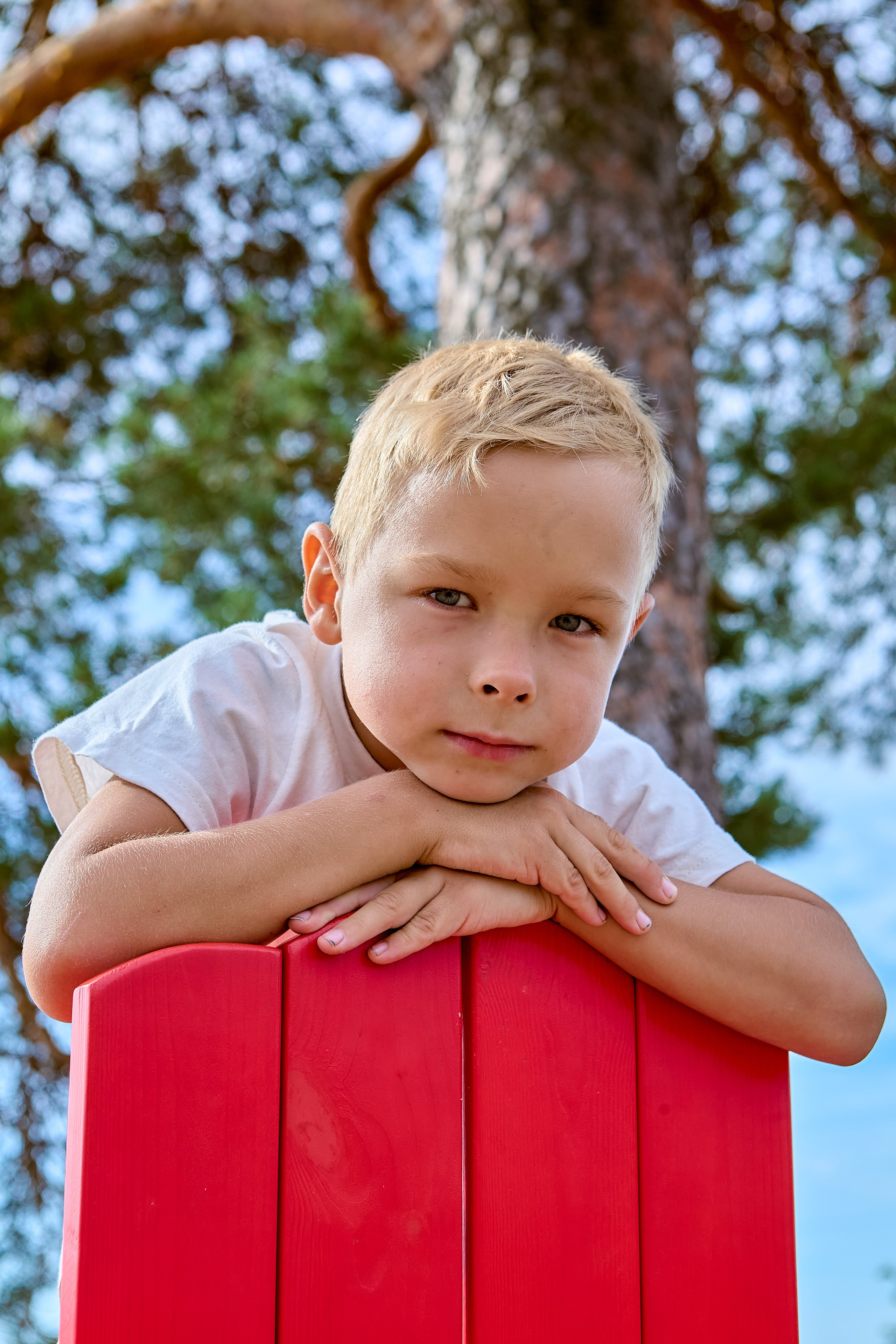 Семейная прогулка летом на озере