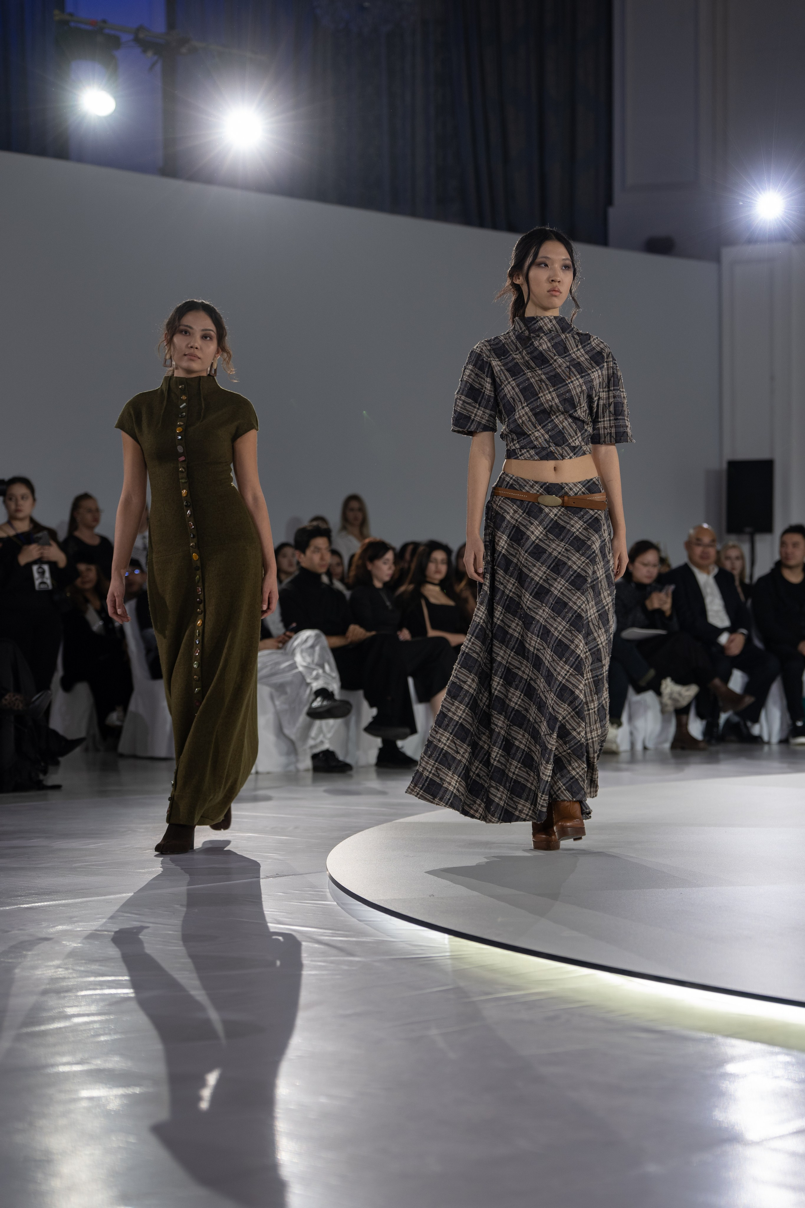 Design August. Сайт Алматинского НЮ АРТ, будуар и фэшн фотографа Дениса Карпенко