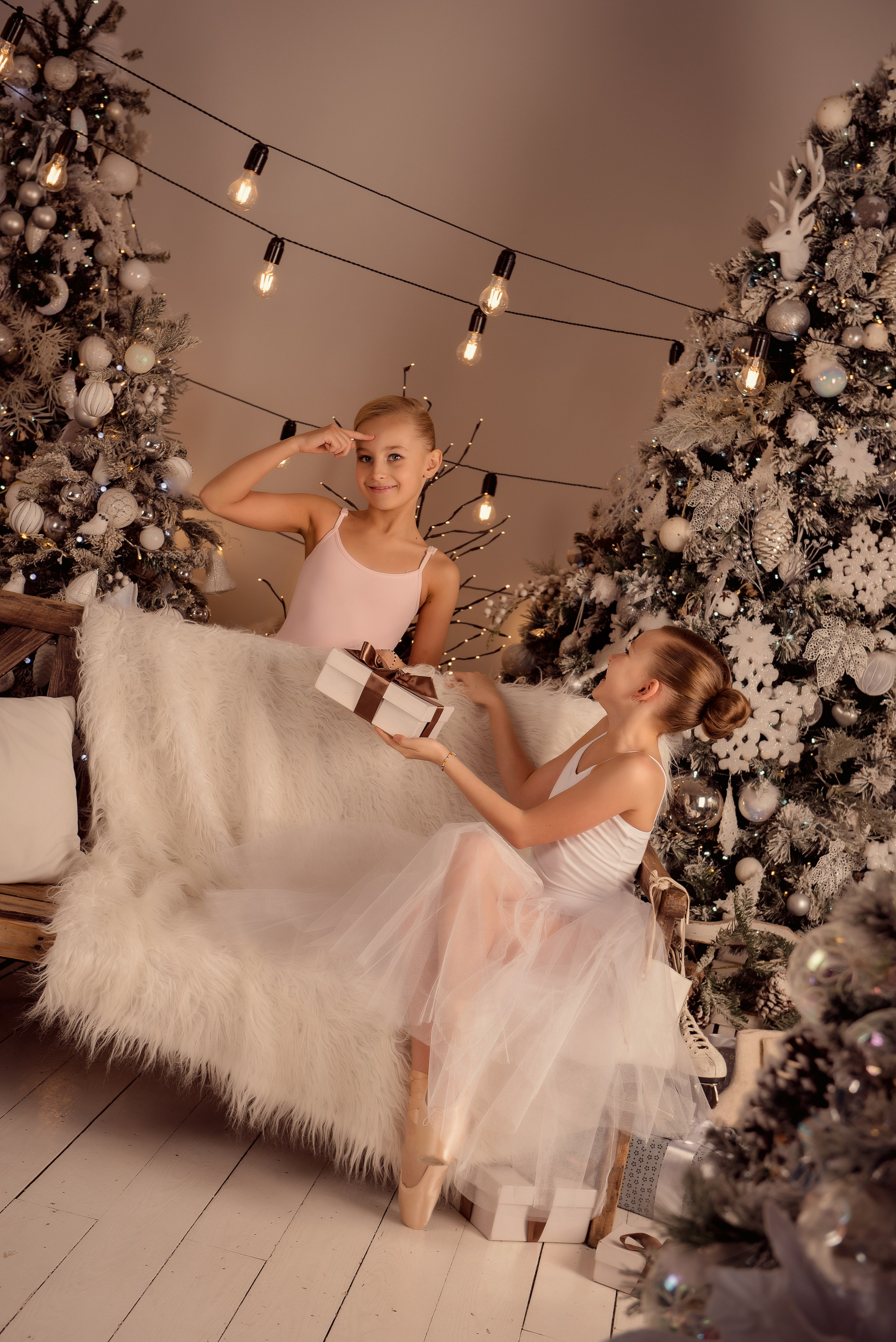 Варя и Милана Новый год. Детский фотограф в Долгопрудном и Москве