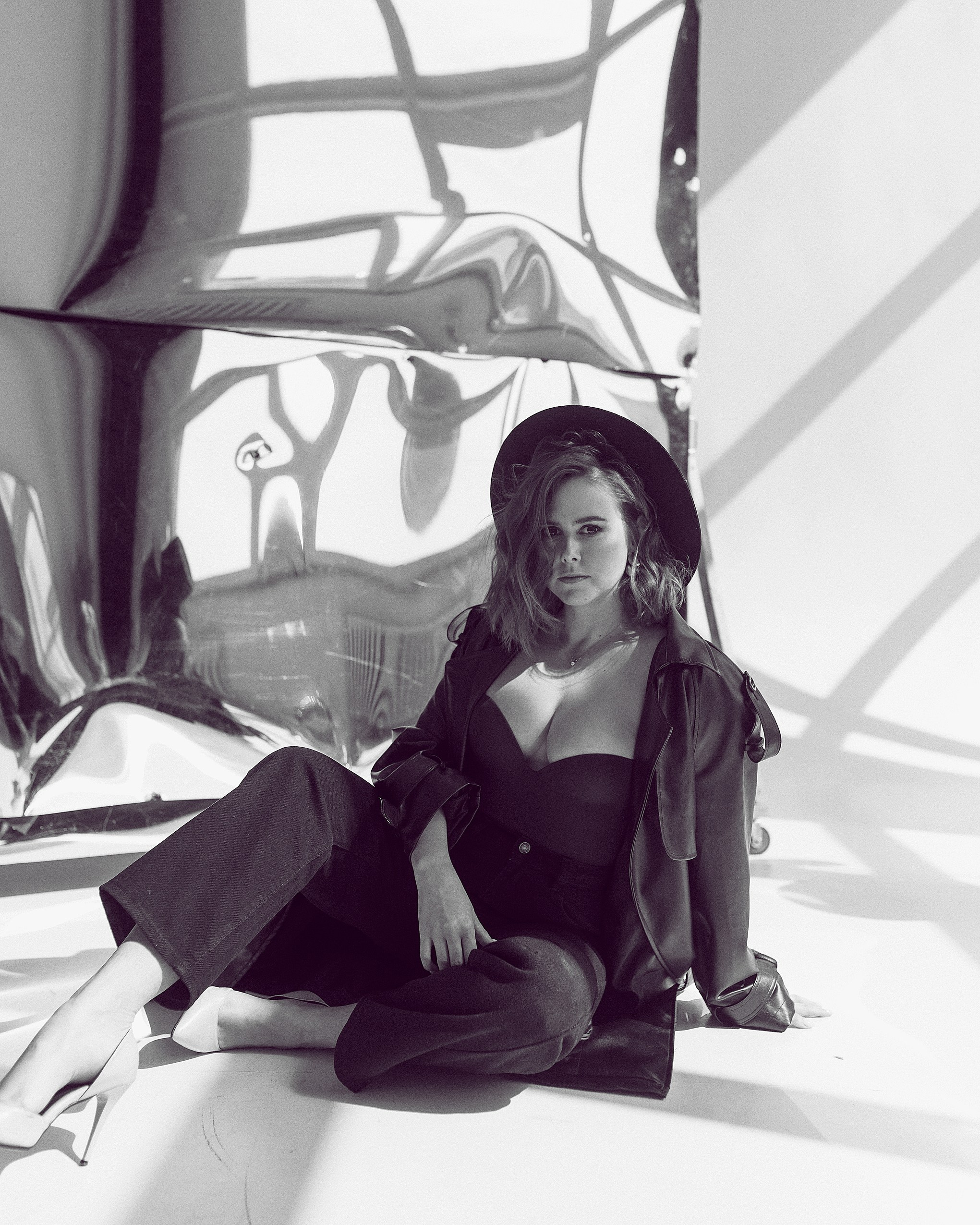 Фотосессия в кожаном плаще в циклораме. Портретный фотограф Дарья Едапина Новосибирск. Фотограф Дарья Едапина Новосибирск