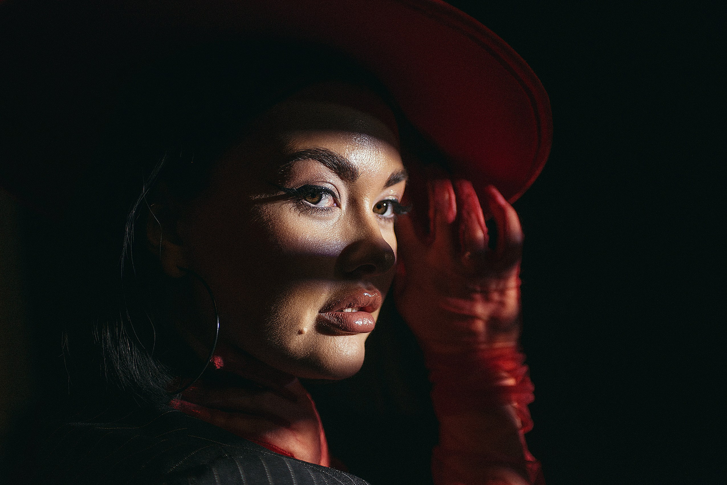 Фотосессия на красном фоне. Портретный фотограф Дарья Едапина Новосибирск. Фотограф Дарья Едапина Новосибирск