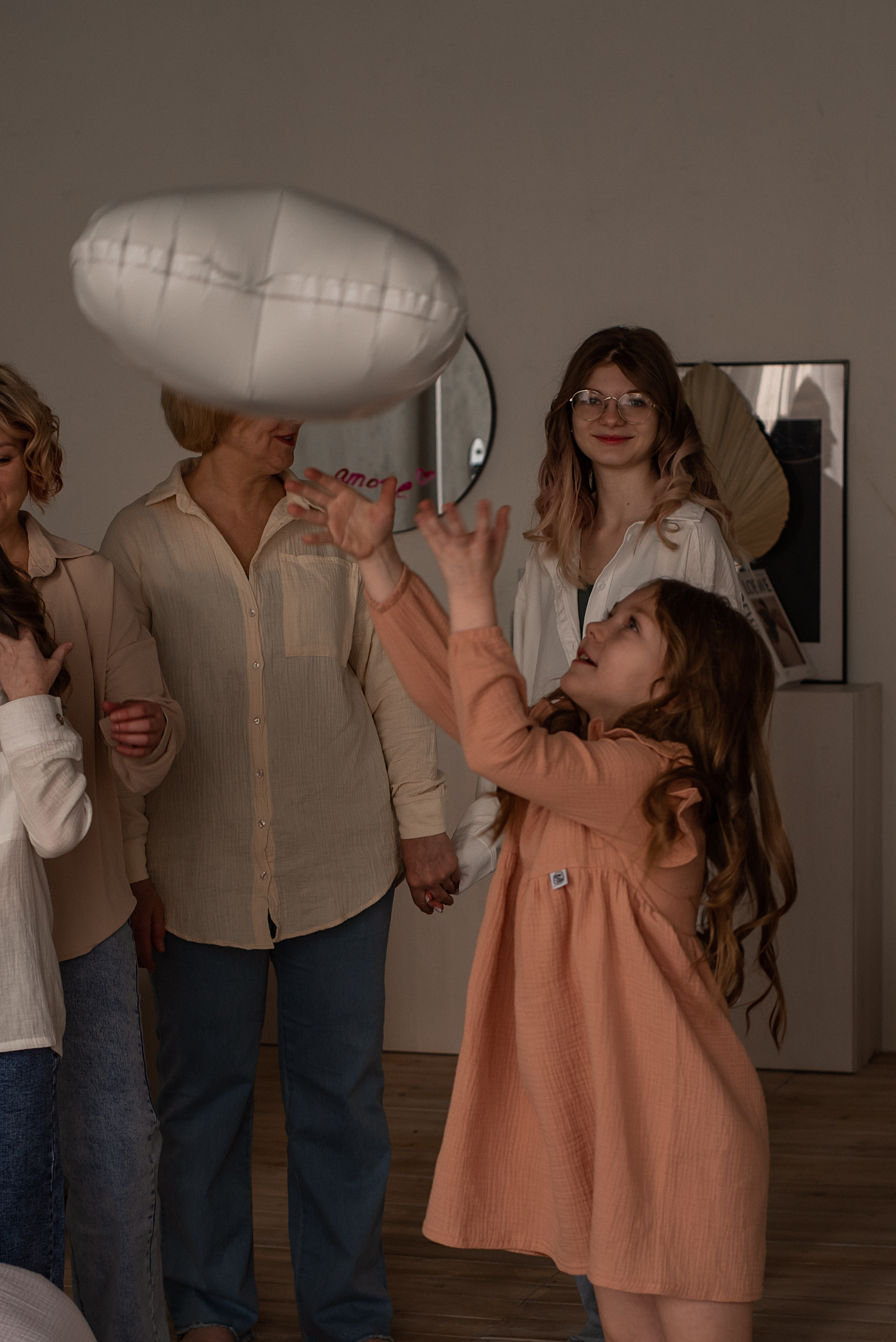 Мама, дочки и бабушка. Фотограф  Потапова Анна