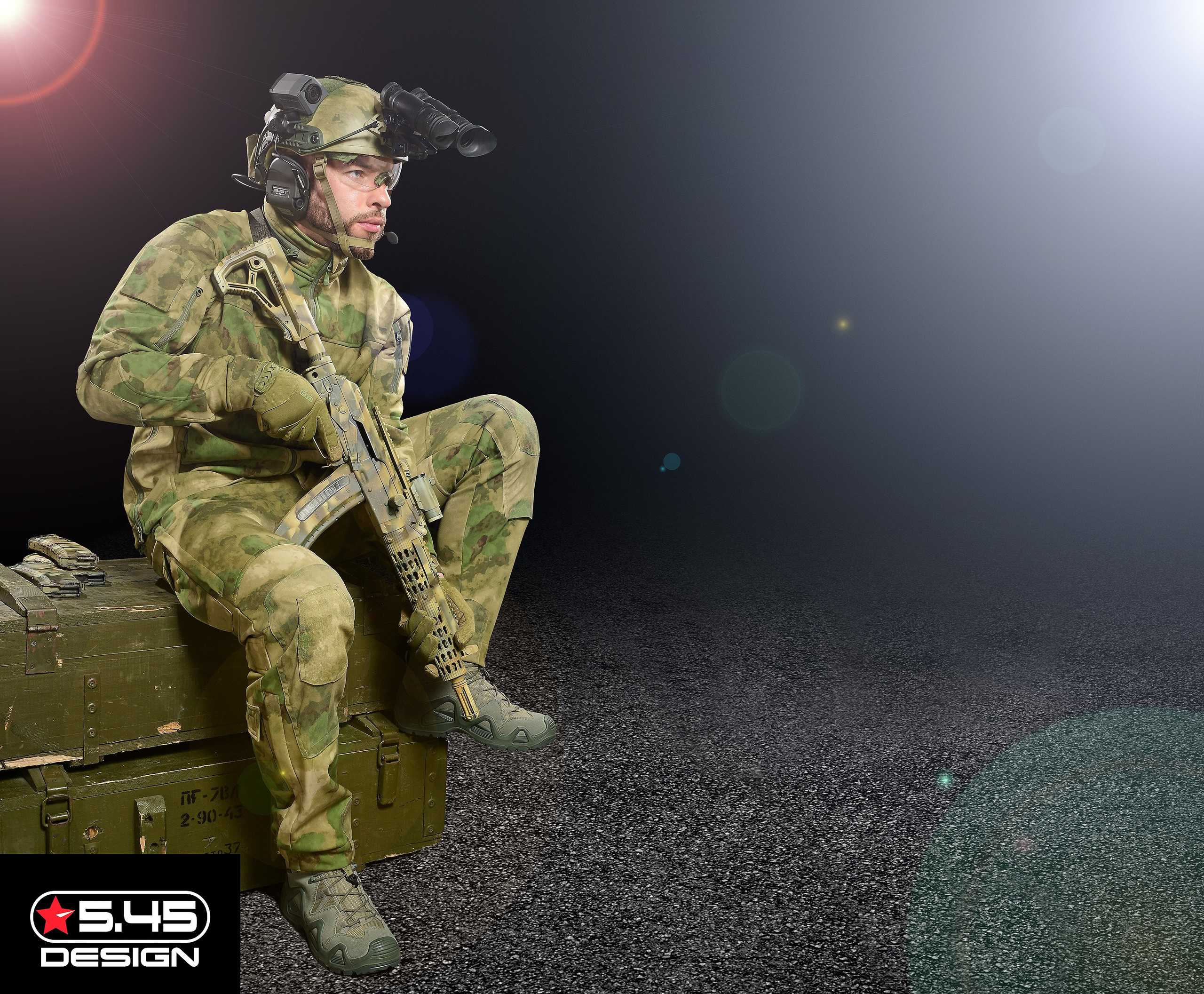 Солдат в экипировке на черном фоне