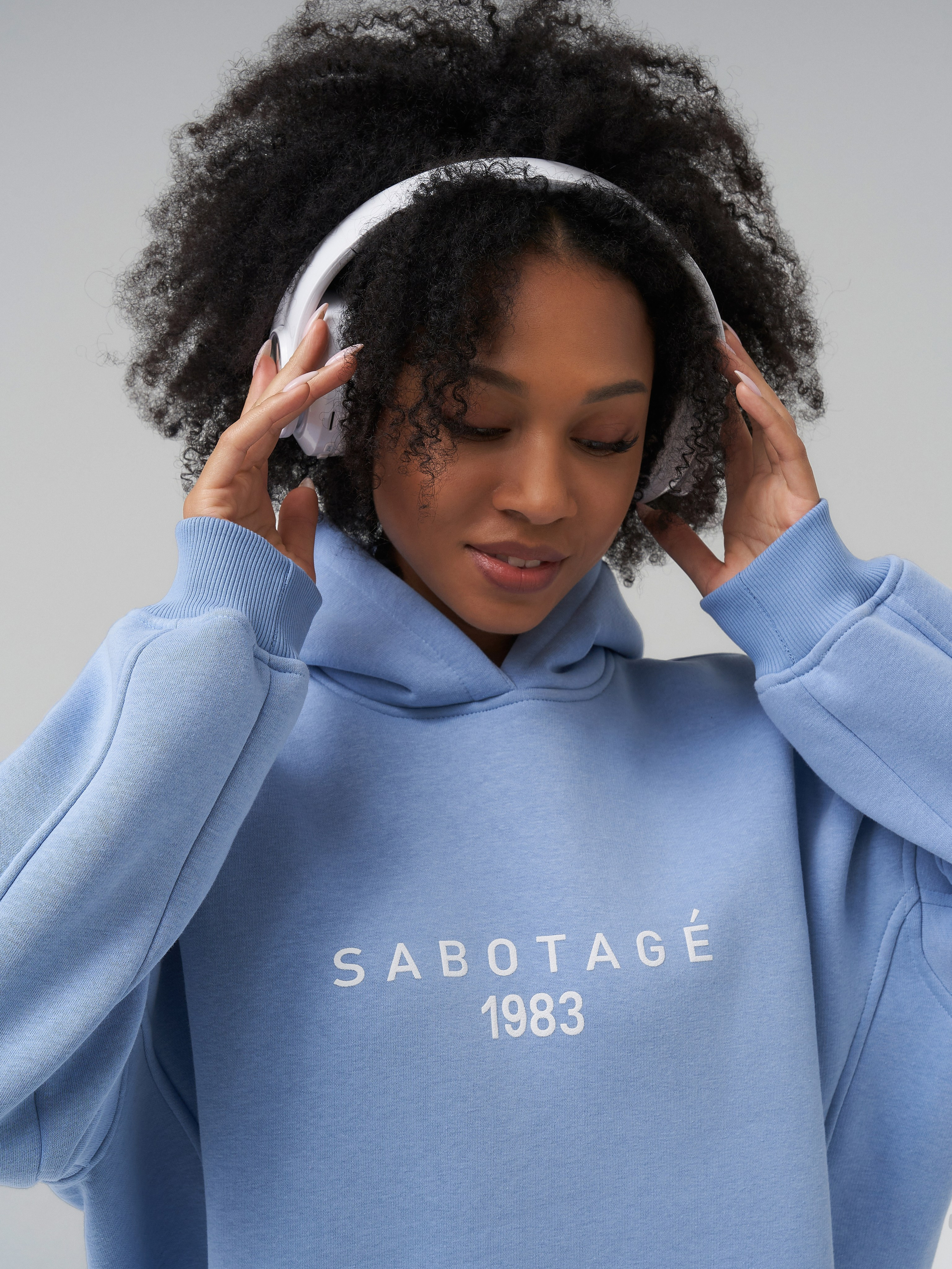 Стильная съемка каталога оверсайз одежды на темнокожей девушке