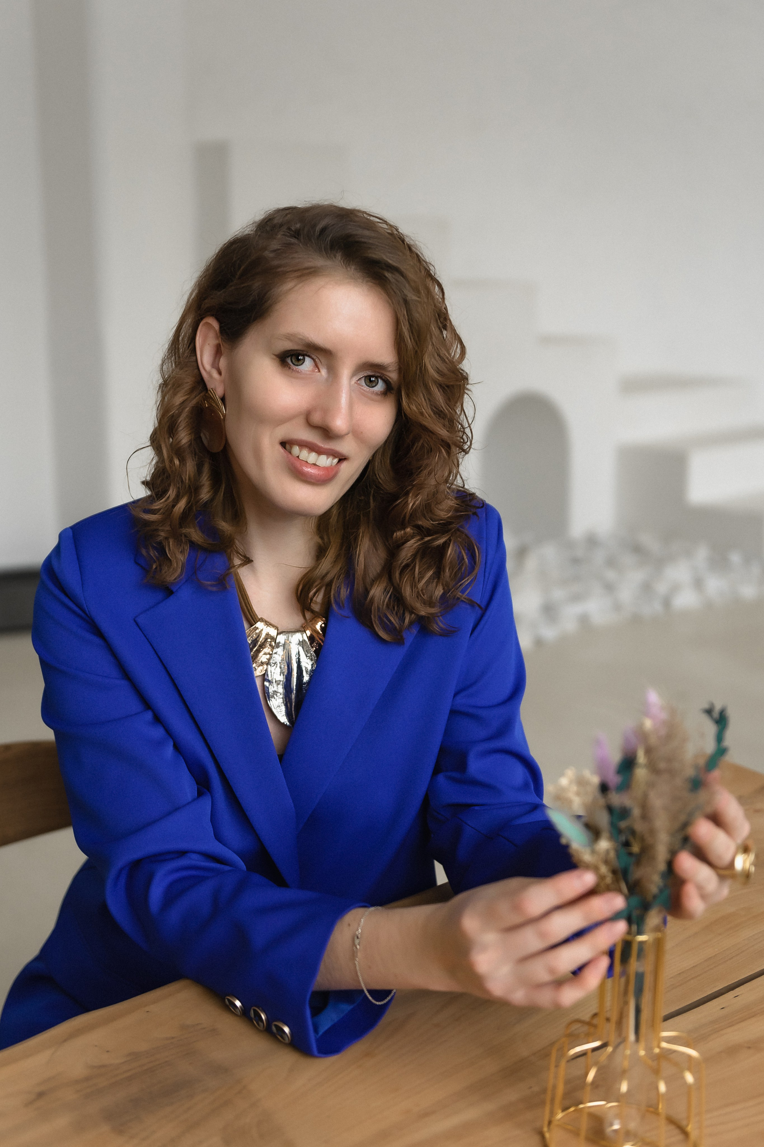 Портрет в светлом зале. КОНТЕНТ |БРЕНД фотограф Санкт-Петербург — Жанна Олтаржевская