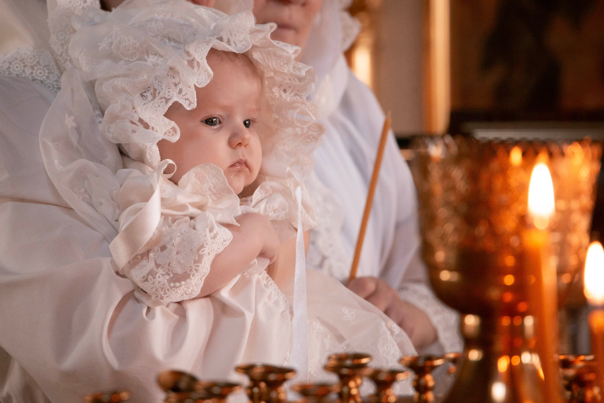 Портрет Катерины крупным планом со свечами в храме. Фотограф Юлия Щедрина 