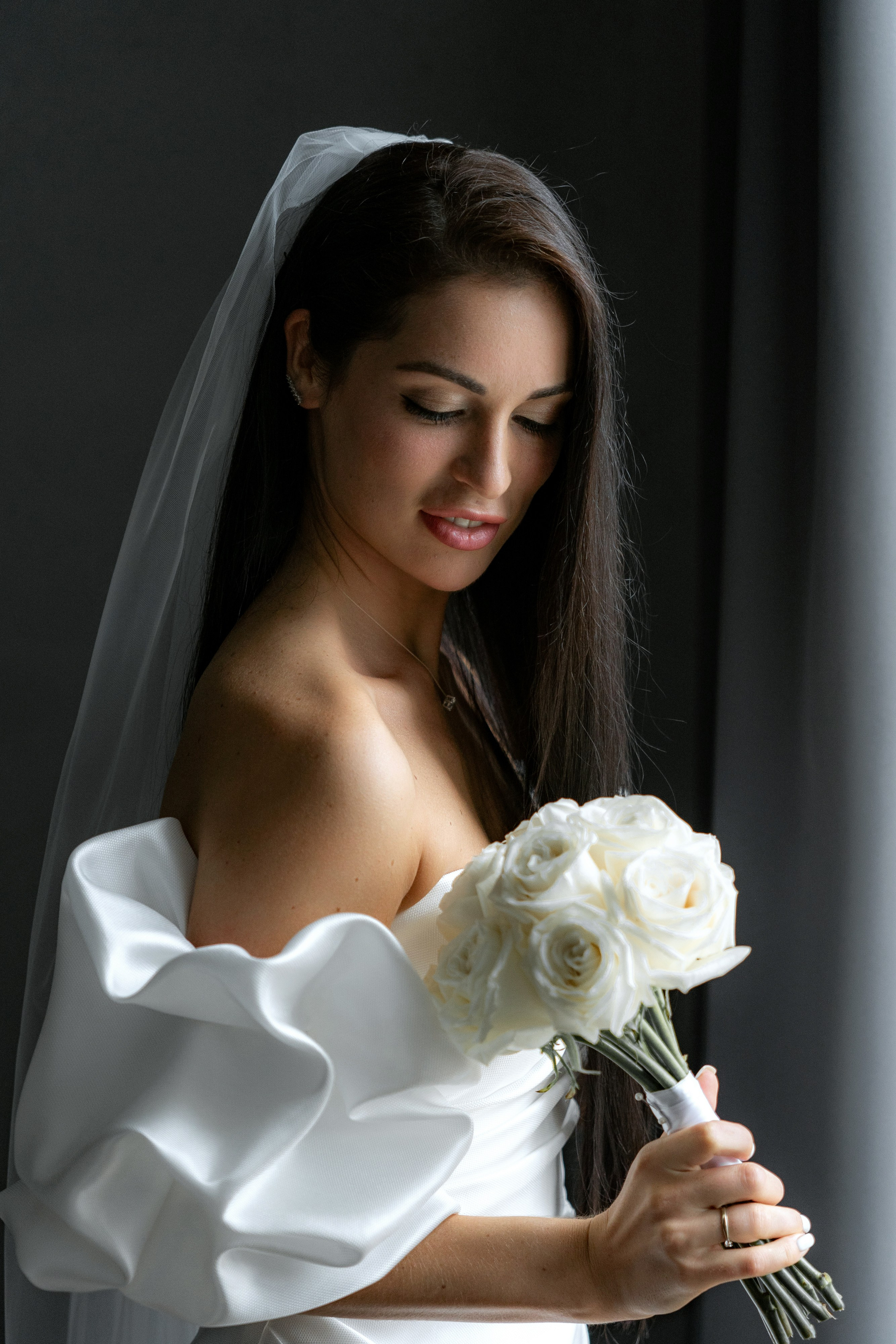 Свадебная фотосессия сборы невесты в квартире портрет невесты