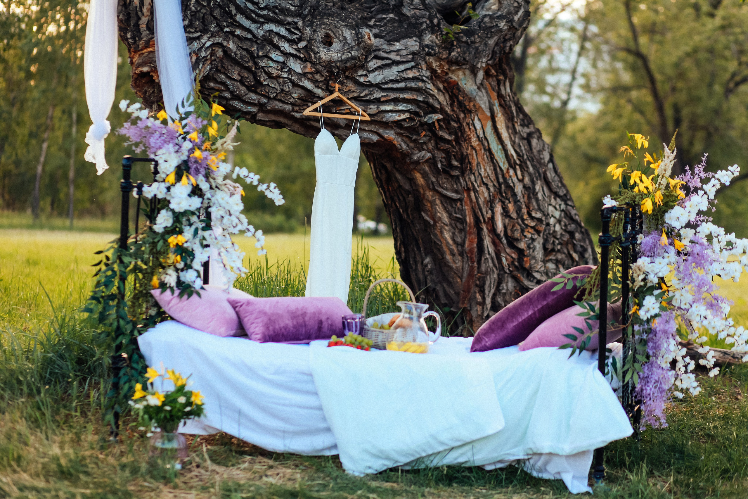 утро очень красивая невеста блондинка цветы природа лето декор дерево кровать виктория