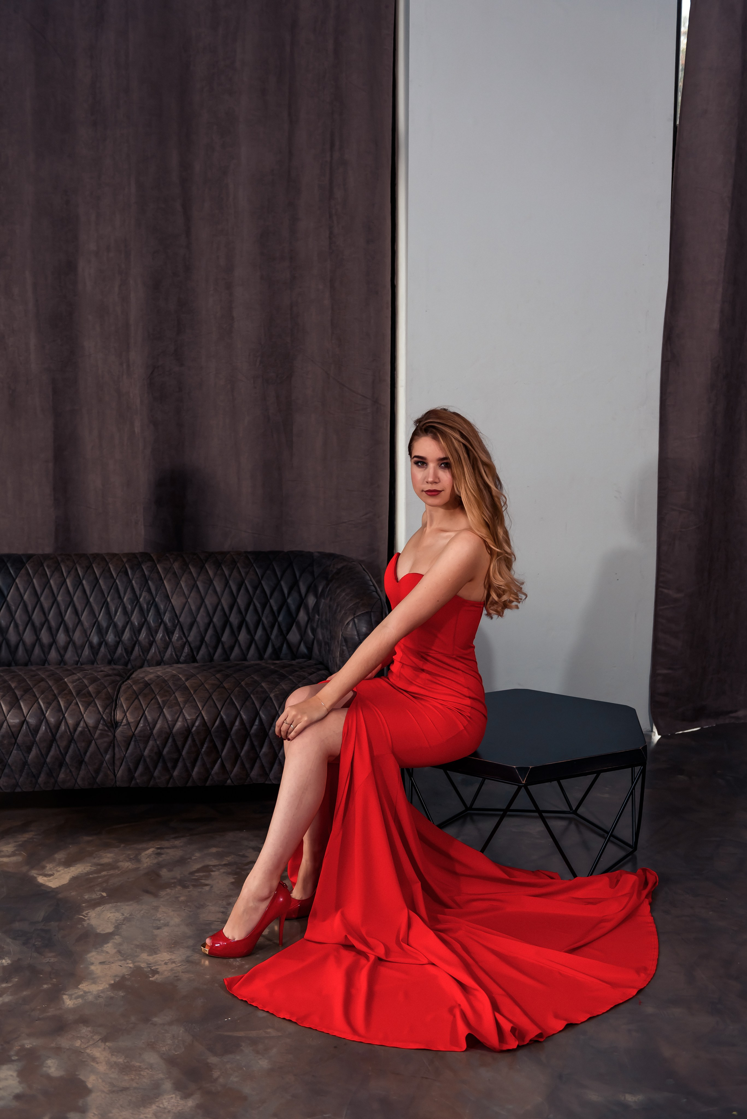 Девушка в красном облегающем силуэтном платье русалке в ледяном гроте. Ольга Ли свадебный семейный фотограф Иркутск