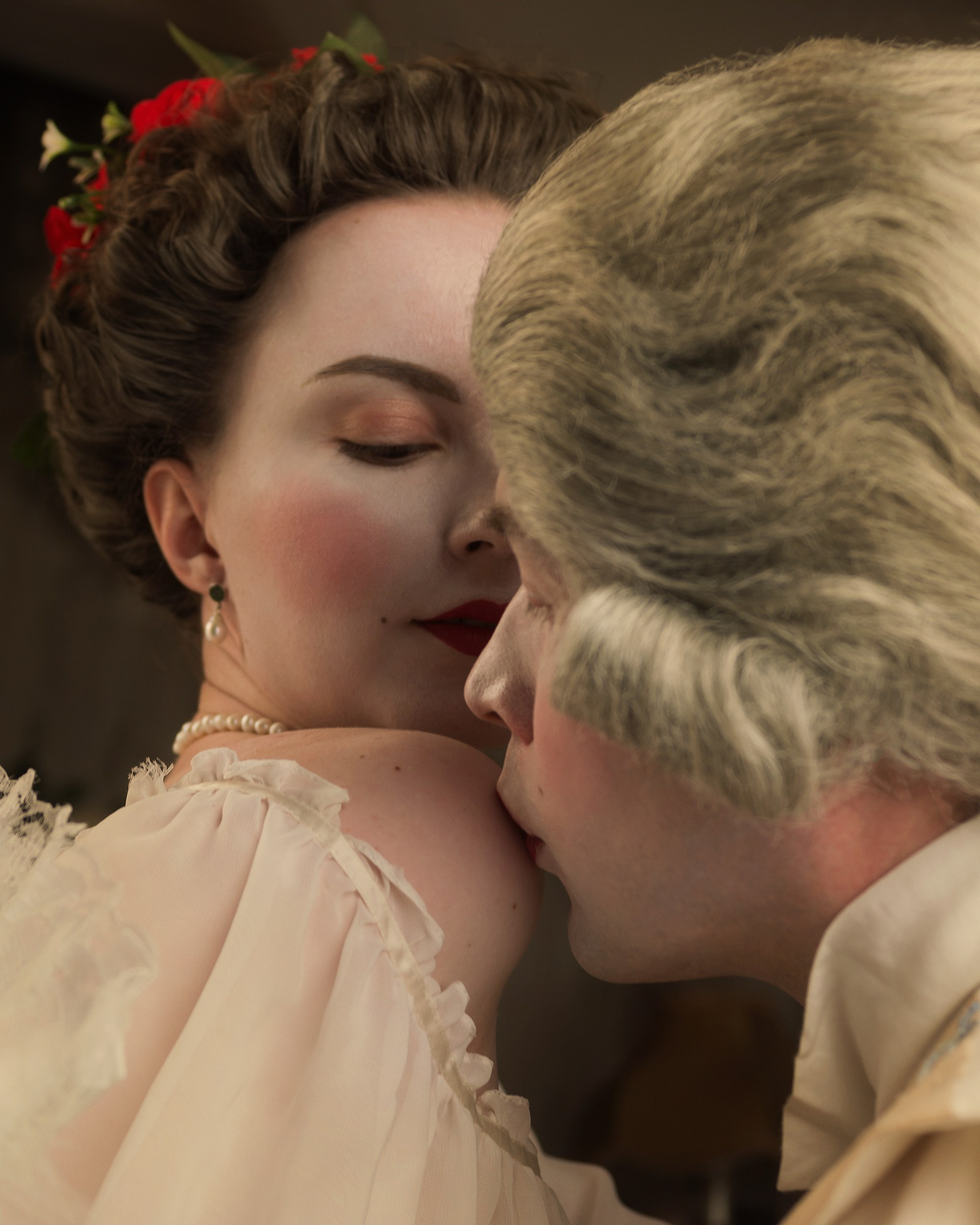 Казанова целует девушку. Старинные костюмы и макияж. Любовь, флирт, страсть. Будуарный фотограф в Хабаровске.