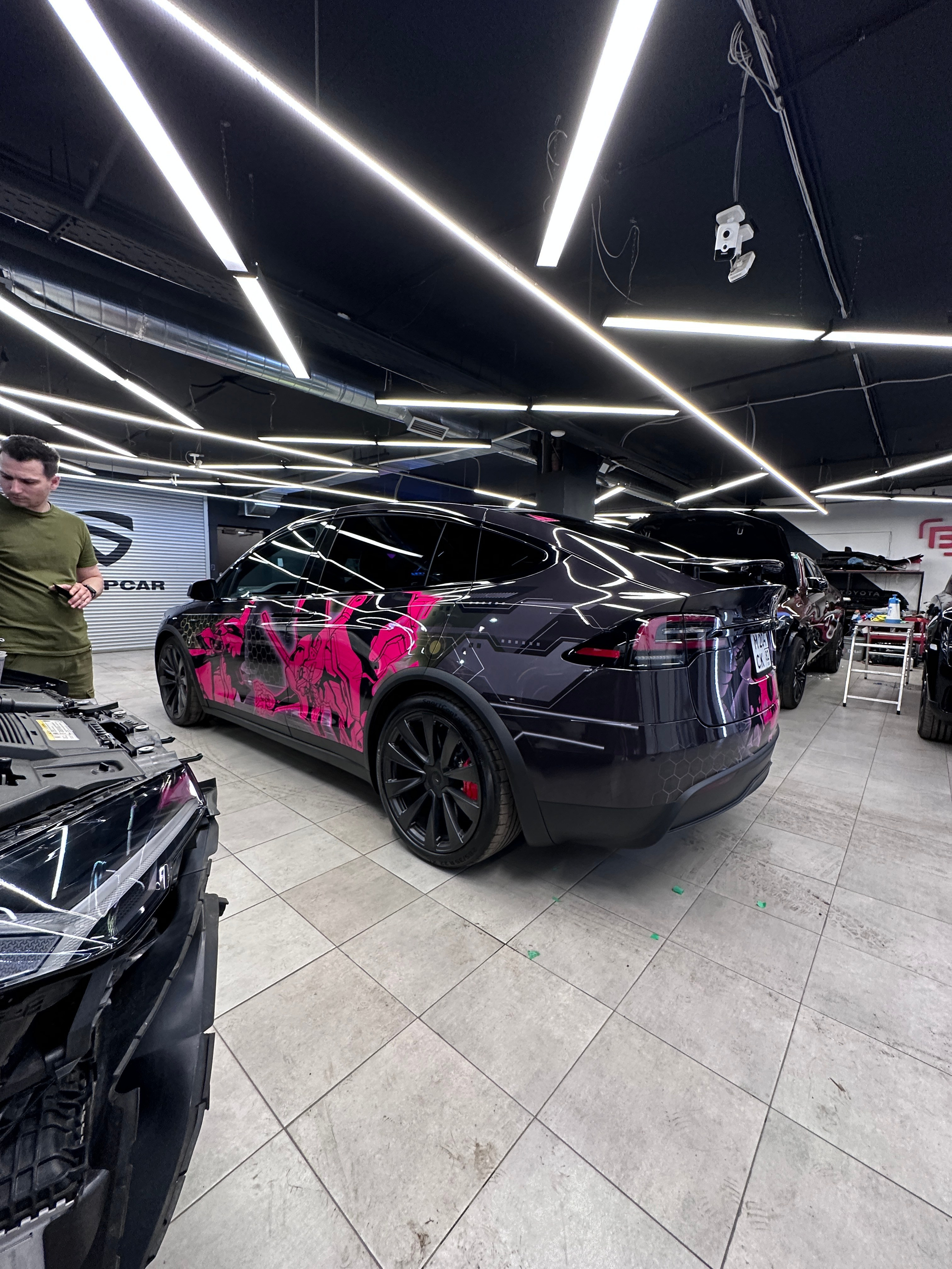 Винилография на Tesla Model S Plaid. Студия дизайна и оклейки авто Barmaley Design