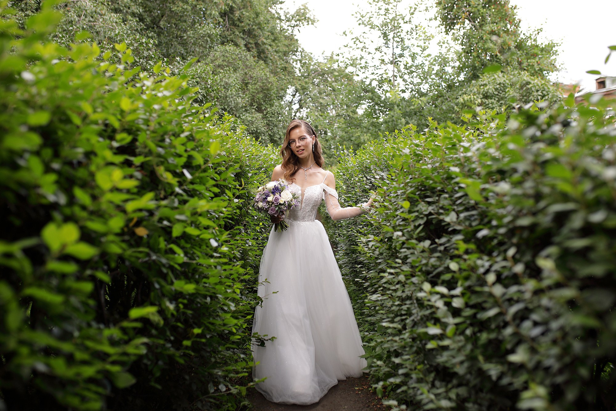 фотосессия невесты в центре  парке Екатеринбурга на улице 8 марта