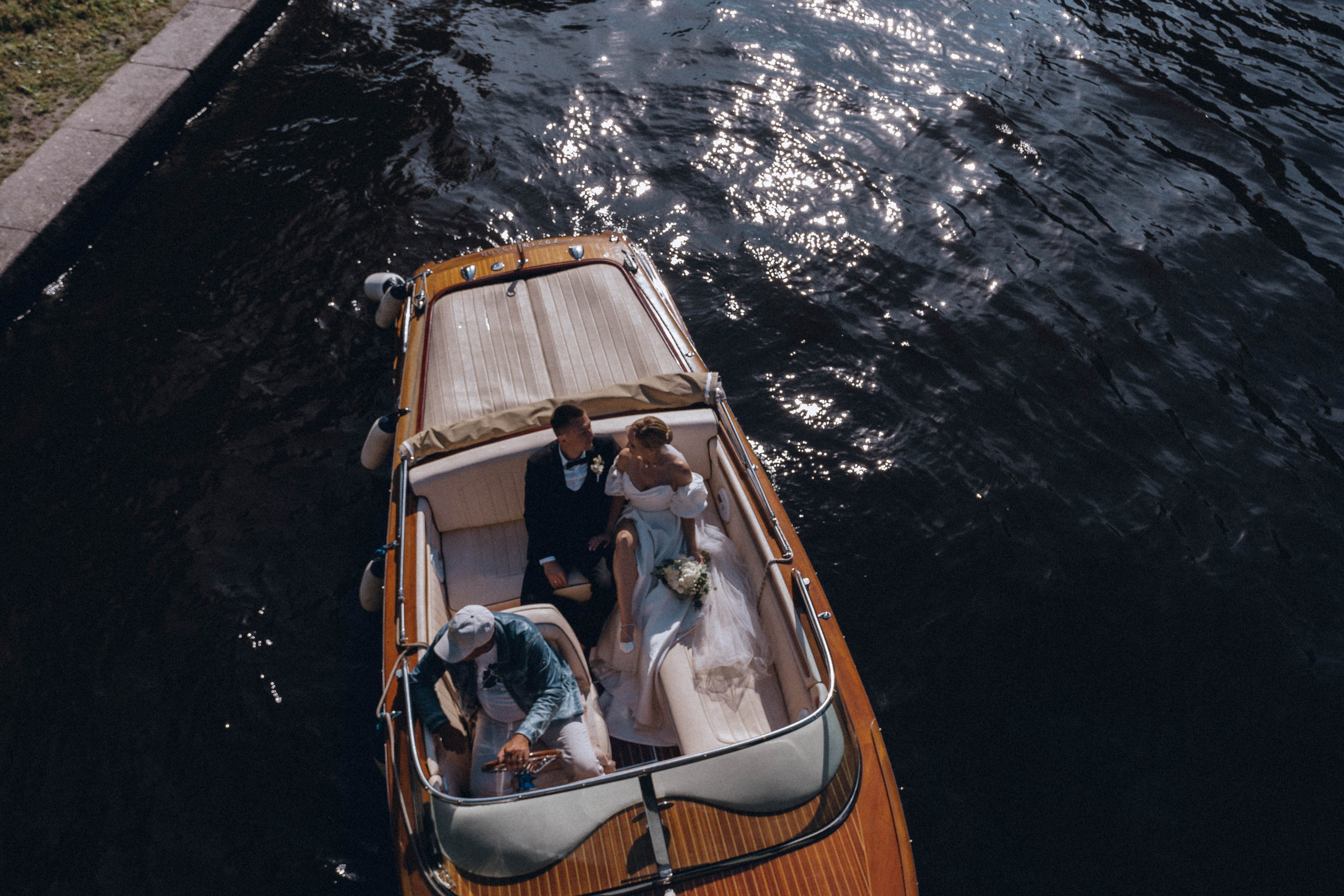СВАДЕНБНАЯ СЬЕМКА НА КАТЕРЕ ПО КАНАЛАМ САНКТ-ПЕТЕРБУРГА И В АКВАТОРИИ НЕВЫ. Профессиональный фотограф, Санкт-Петербург — Виктория Богомолова