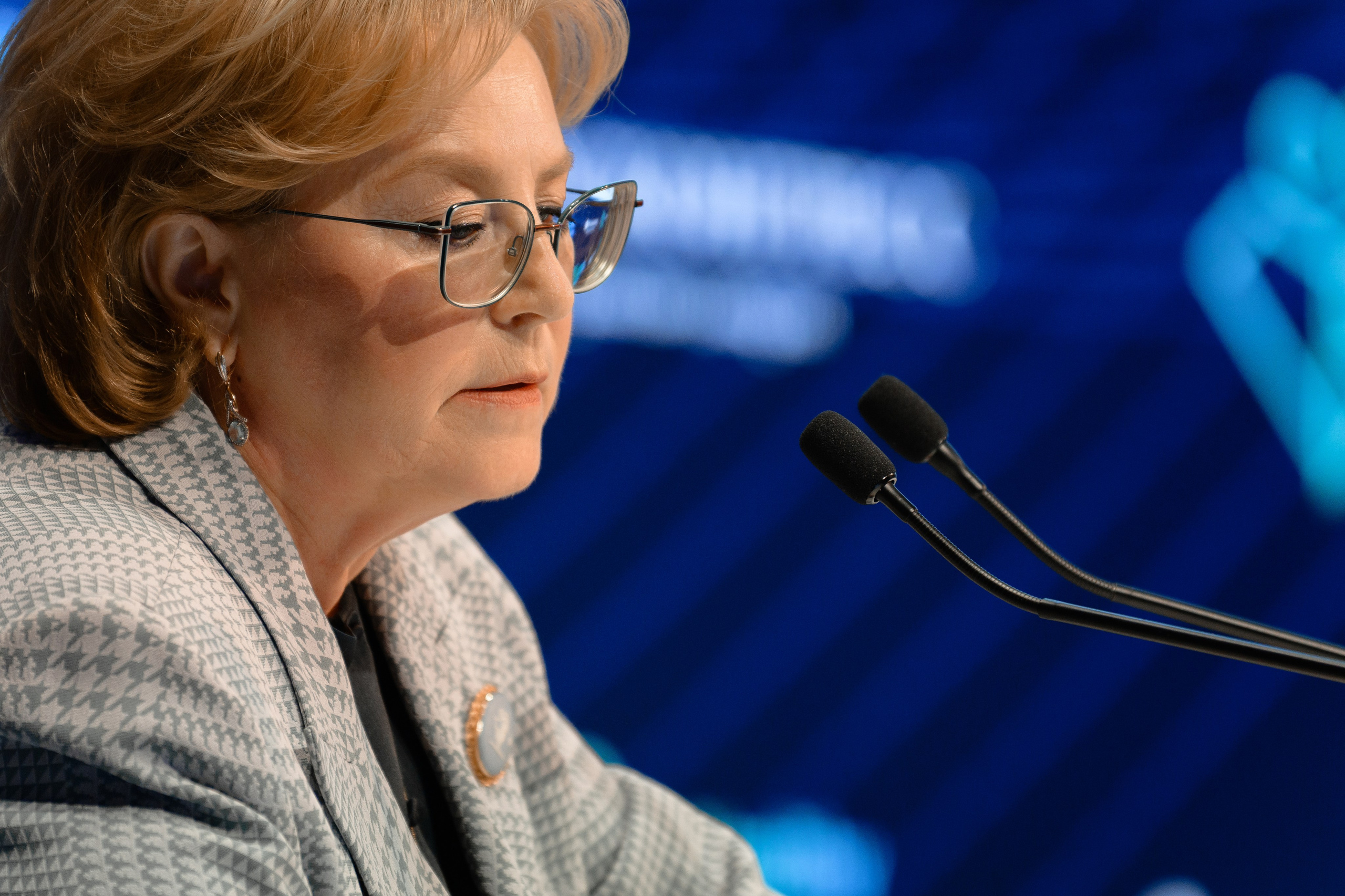 Выставки: Фотография с выставки, на которой посетители изучают представленные экспонаты. Скворцова Вероника. Татьяна Голикова. Михаил Мурашко. Единая Россия. Дума. Министр Здравоохранения. ФМБА. Правительство России. Фотография с форума, на которой участники активно участвуют в дискуссии. Форум здоровое общество