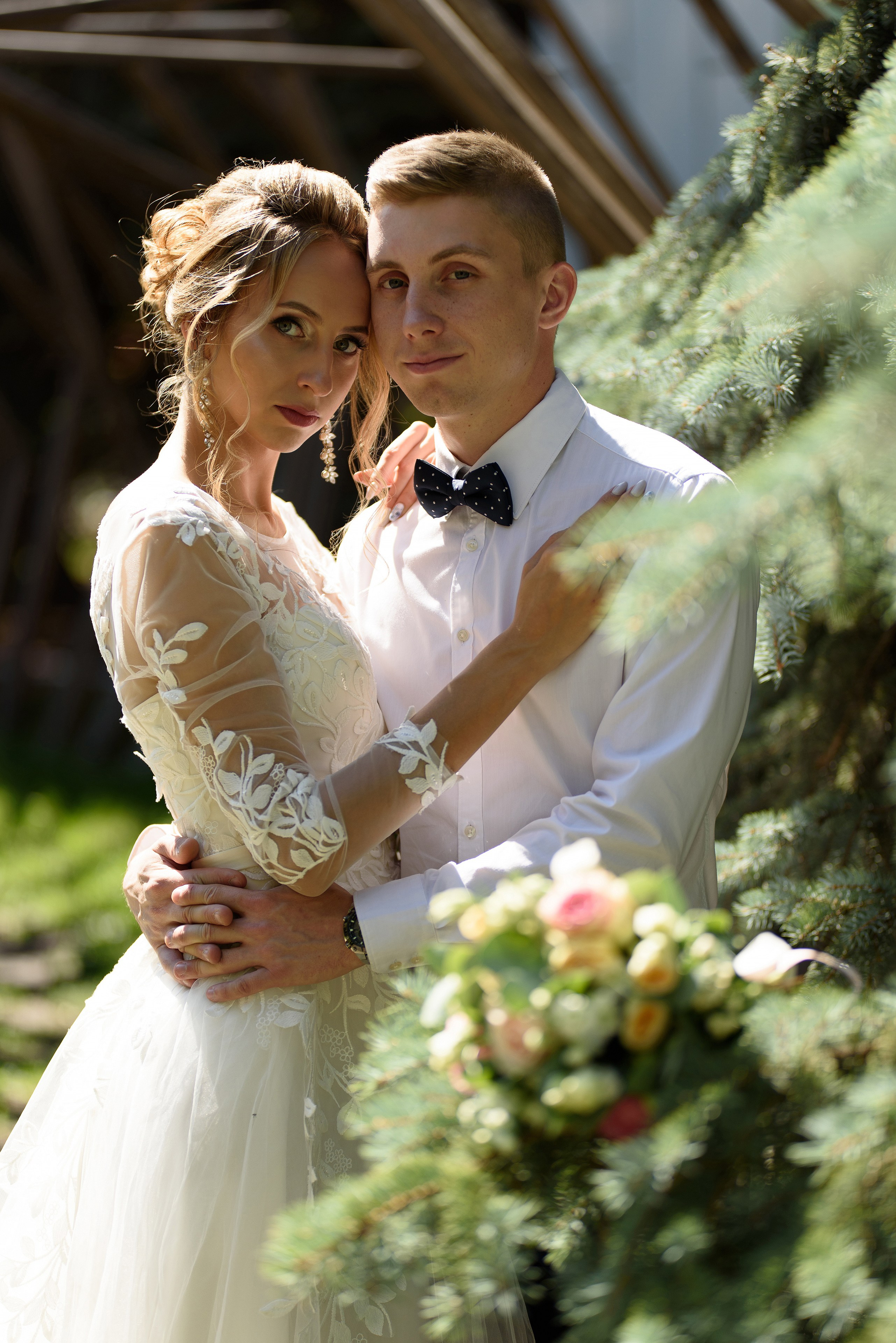 Портрет жениха и невесты в полдень, контровой свет.