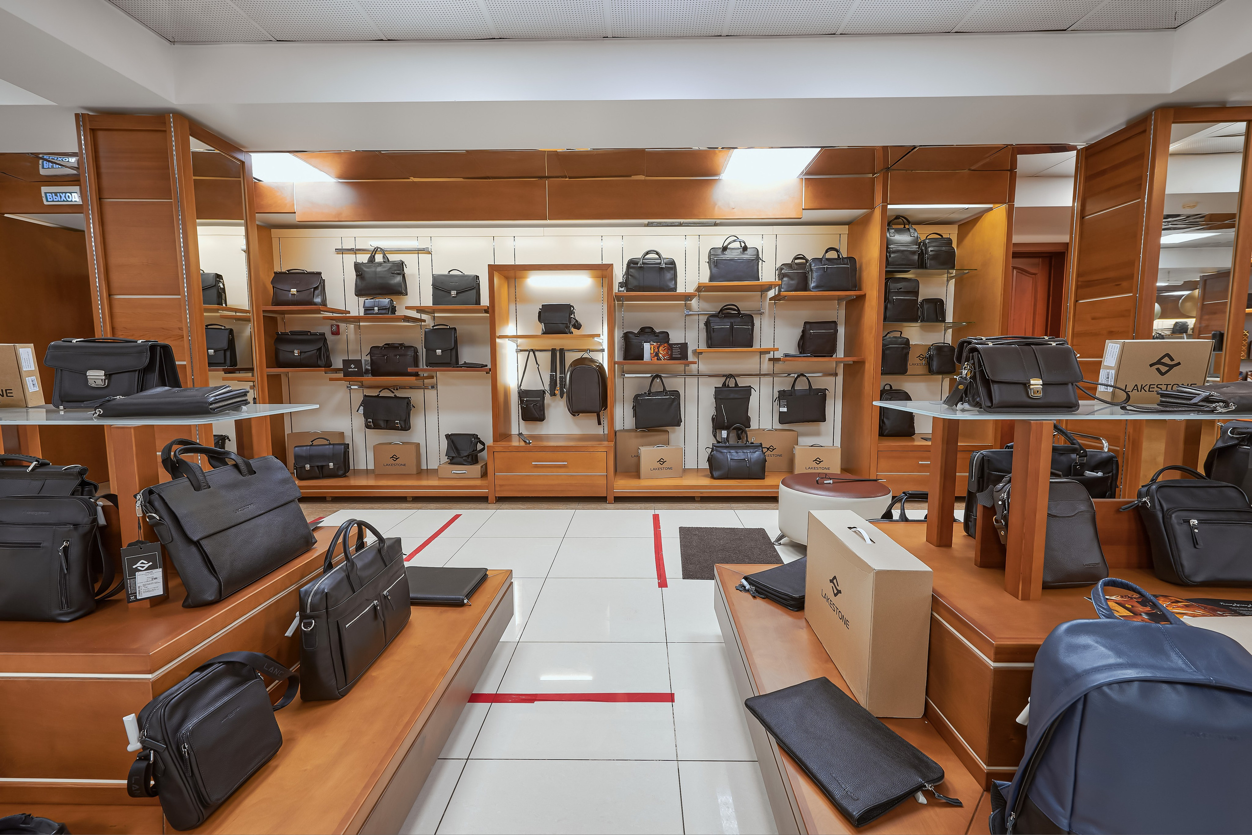 Портфолио по интерьерной и экстерьерной фотосъёмки: Мир Сумок — Правый берег. Фотограф Яковлев Роман — Красноярск