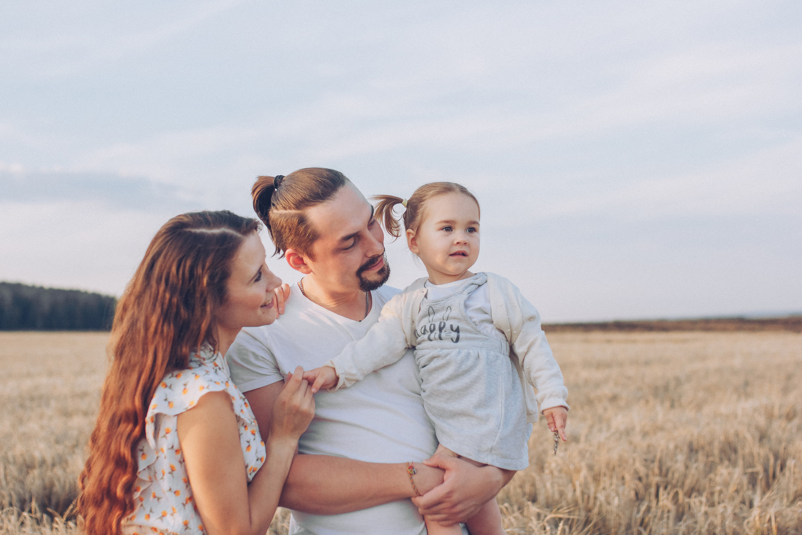 Семейная фотосессия в пшеничном поле на закате. Семейный фотограф Екатеринбург Черепанова Олеся