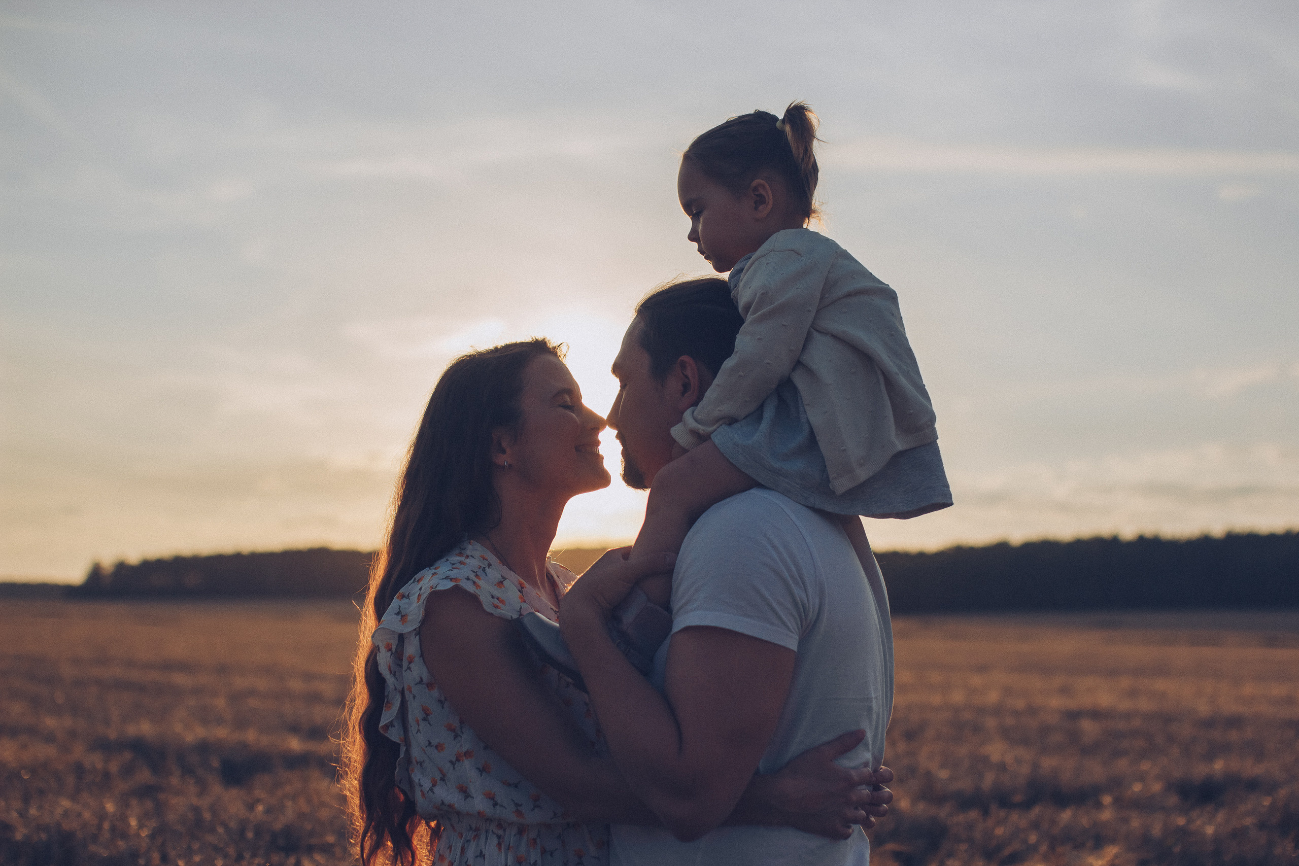 Семейная фотосессия в пшеничном поле на закате. Семейный фотограф Екатеринбург Черепанова Олеся