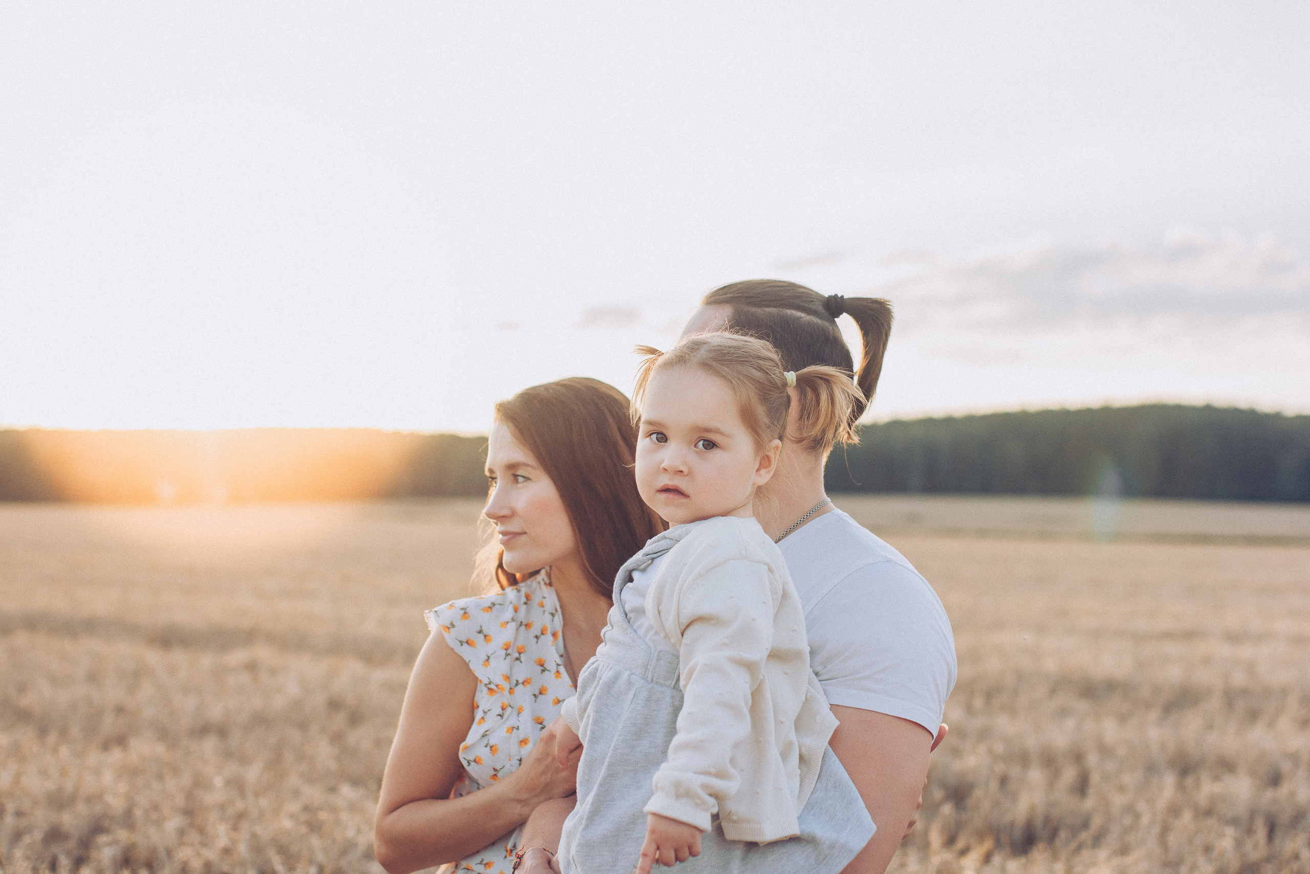 Семейная фотосессия в пшеничном поле на закате. Семейный фотограф Екатеринбург Черепанова Олеся