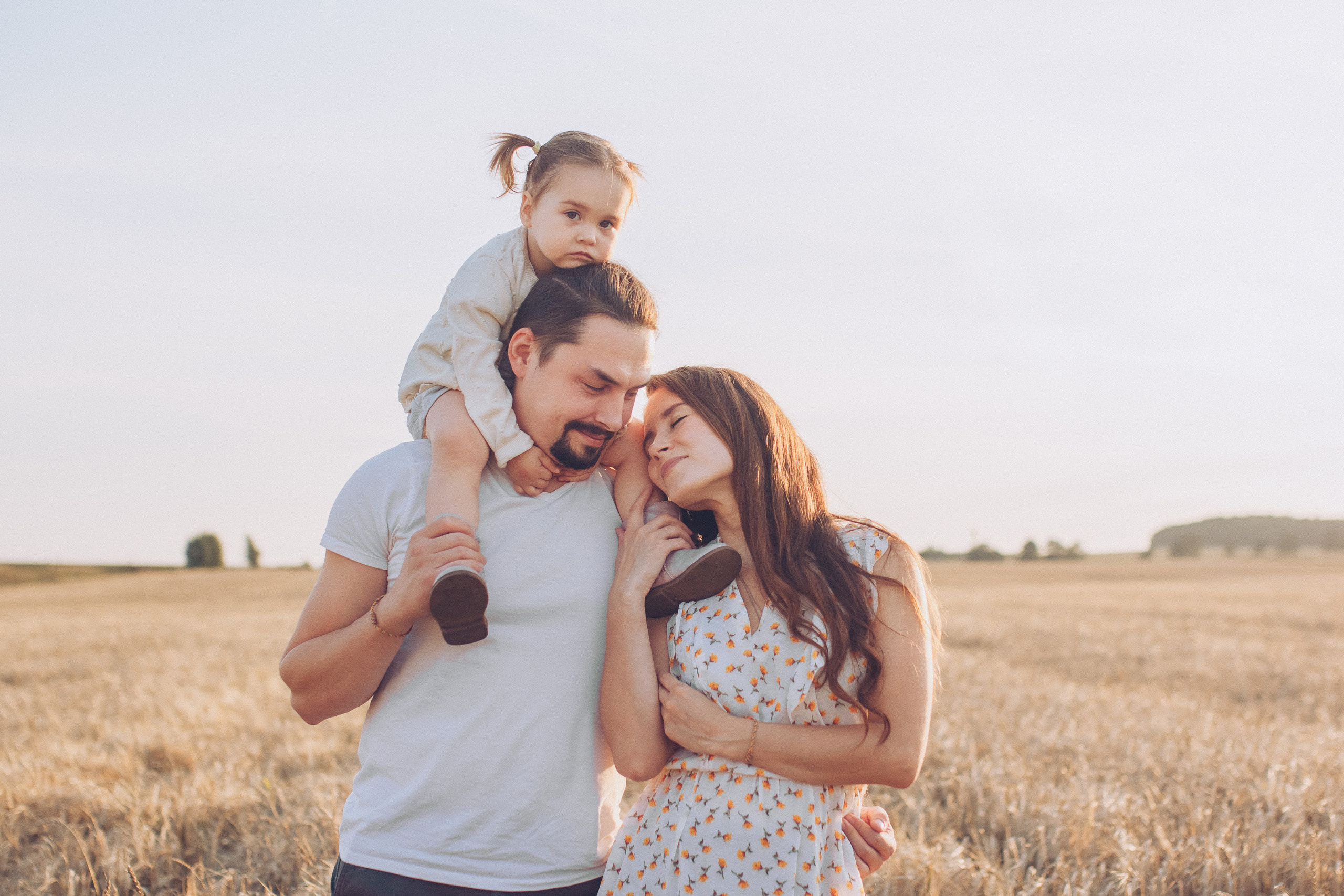 Семейная фотосессия в пшеничном поле на закате. Семейный фотограф Екатеринбург Черепанова Олеся