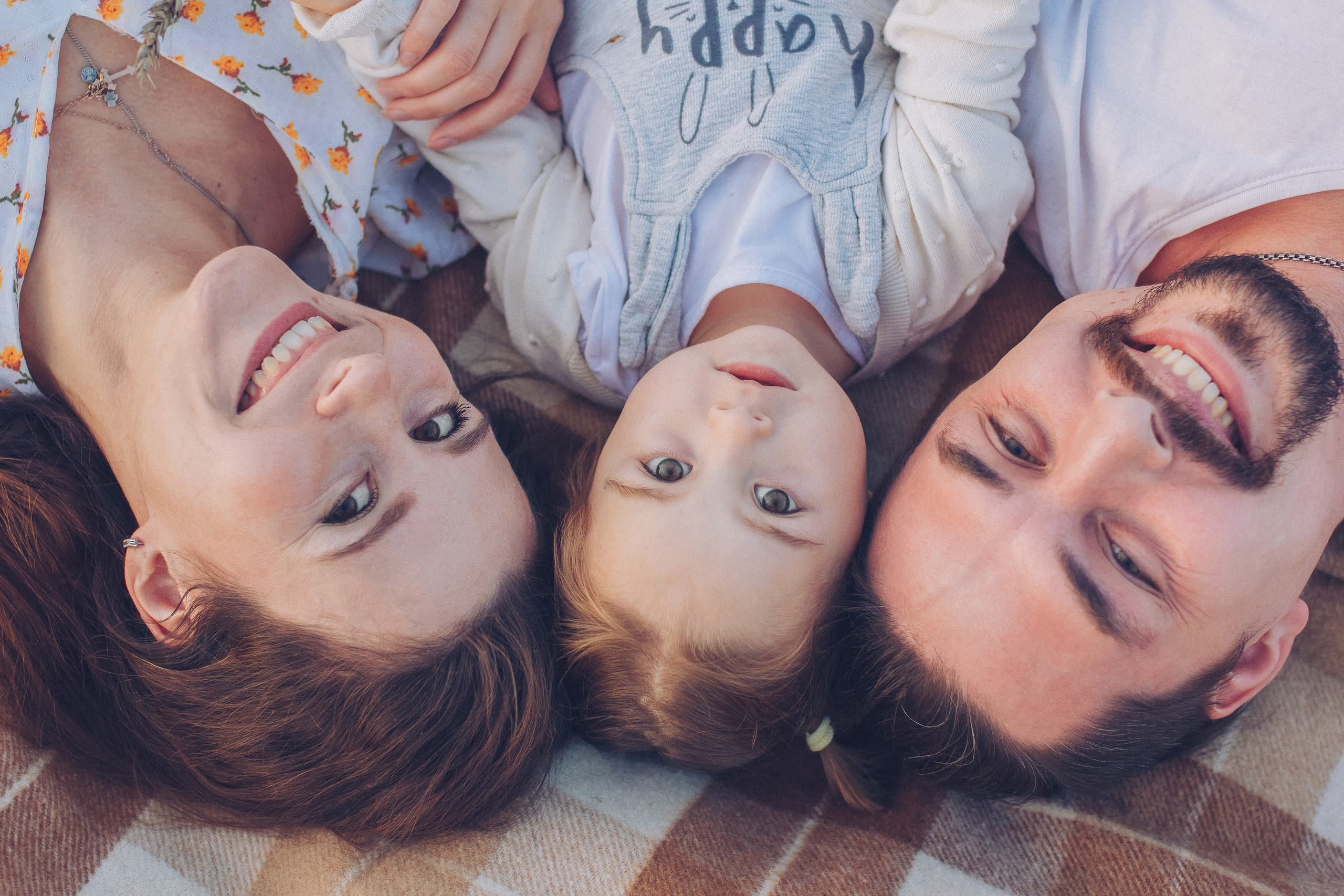 Семейная фотосессия в пшеничном поле на закате. Семейный фотограф Екатеринбург Черепанова Олеся
