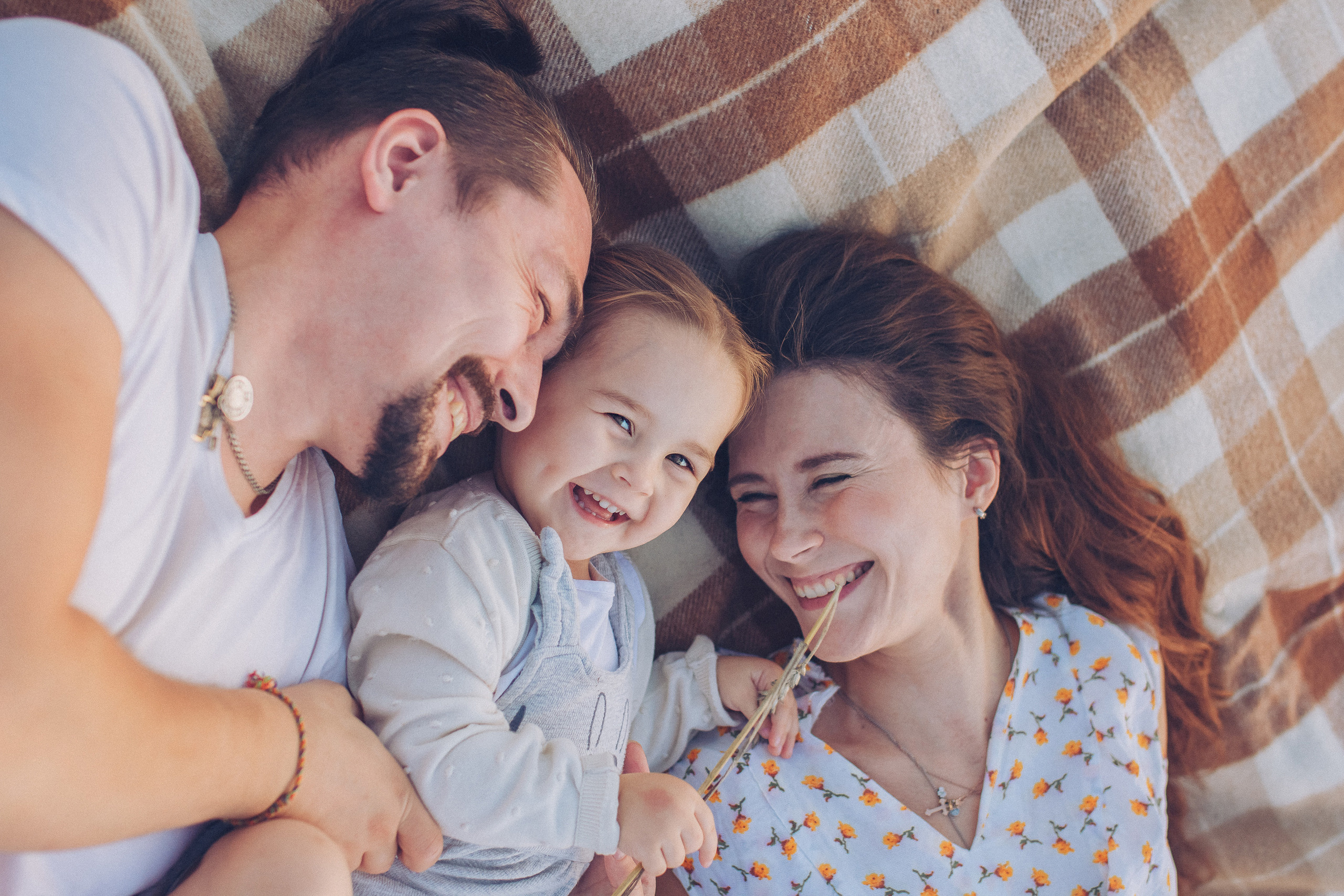 Семейная фотосессия в пшеничном поле на закате. Семейный фотограф Екатеринбург Черепанова Олеся