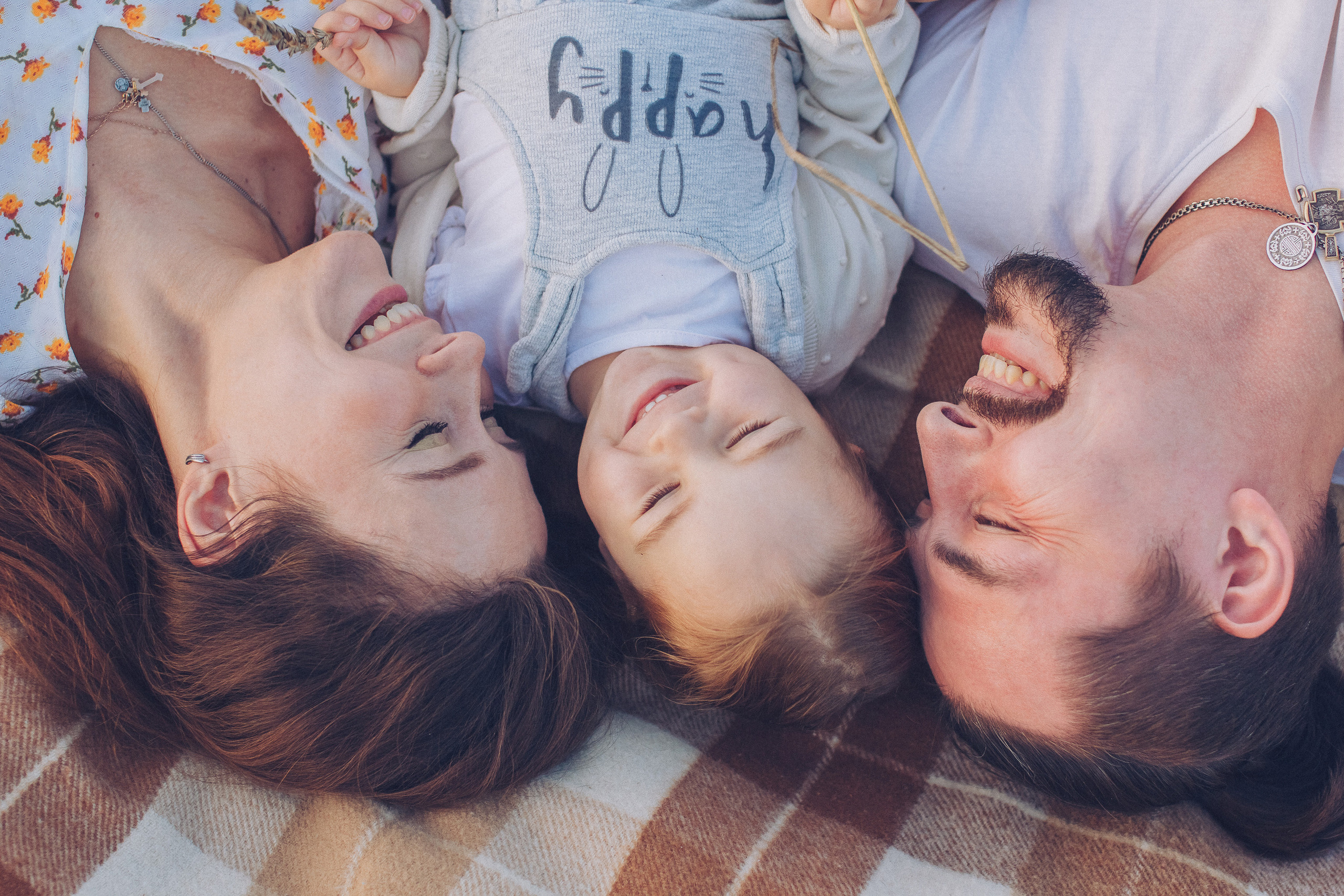 Семейная фотосессия в пшеничном поле на закате. Семейный фотограф Екатеринбург Черепанова Олеся