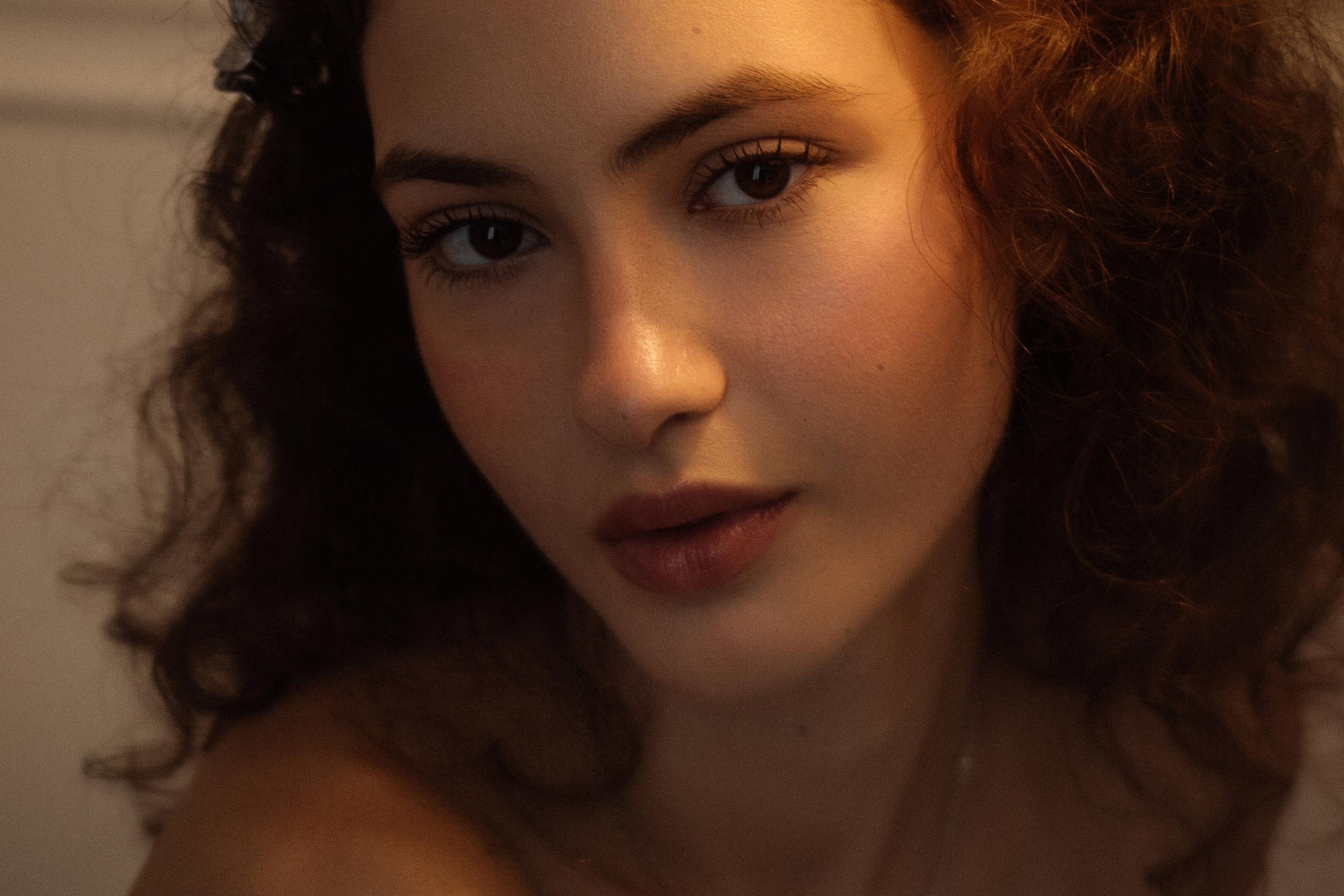 Свадебный портрет девушки с яркими деталями образа, вдохновлённый отдыхом 2026 на побережье Витязево и Анапа, фотограф Анапа, Новороссийск, Геленджик