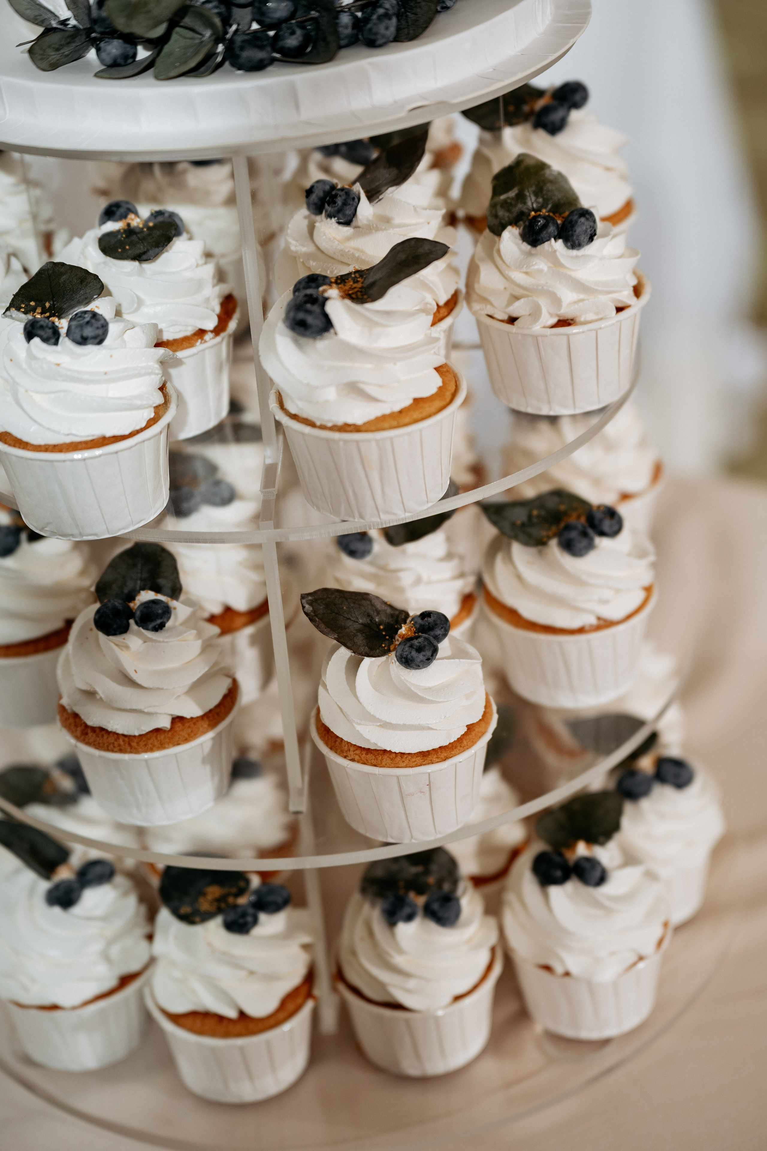 Фотограф Новороссийск - детали банкета: торт, украшения стола, сервировка.