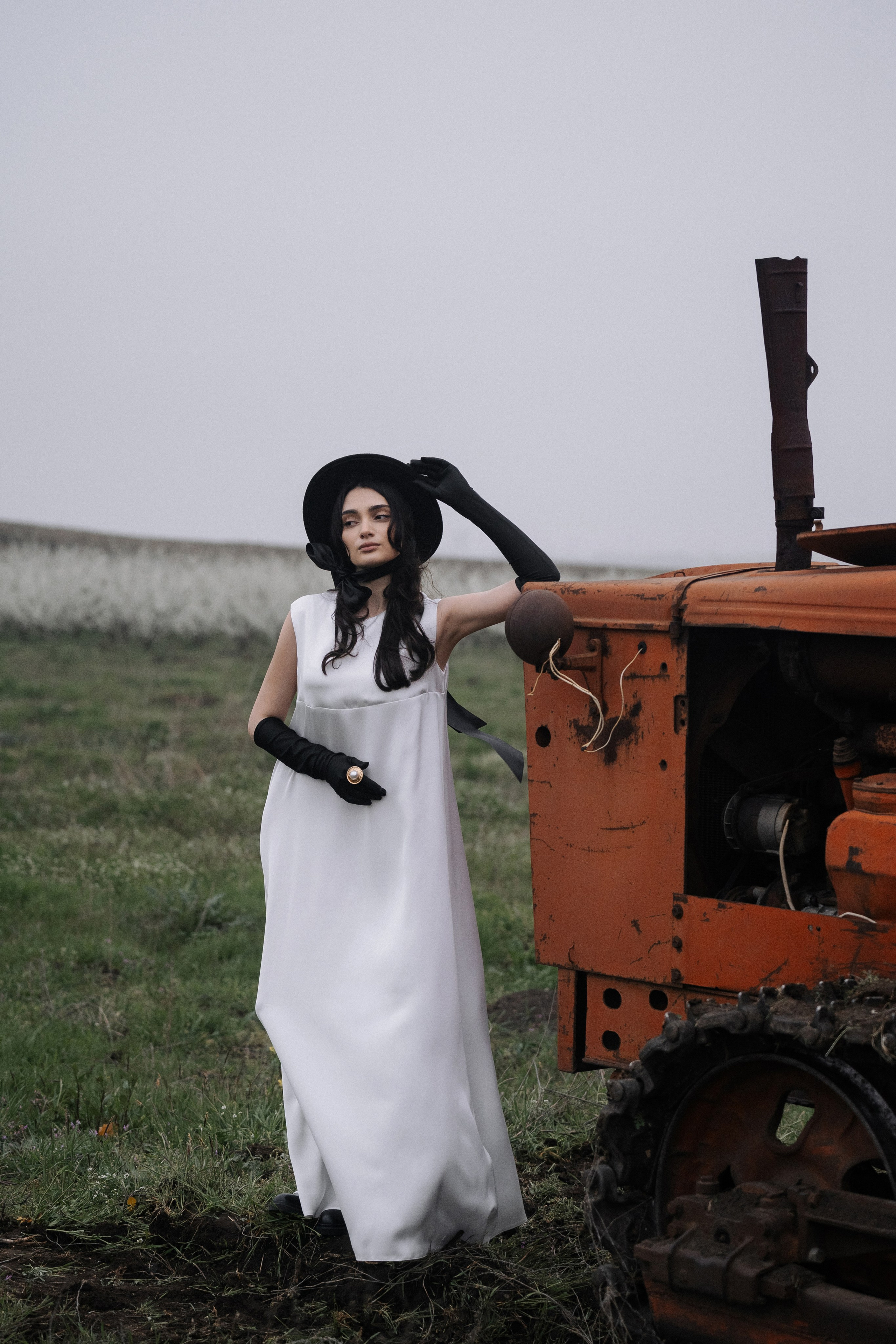 Игра света и тени в портрете среди цветущих деревьев Анапы  