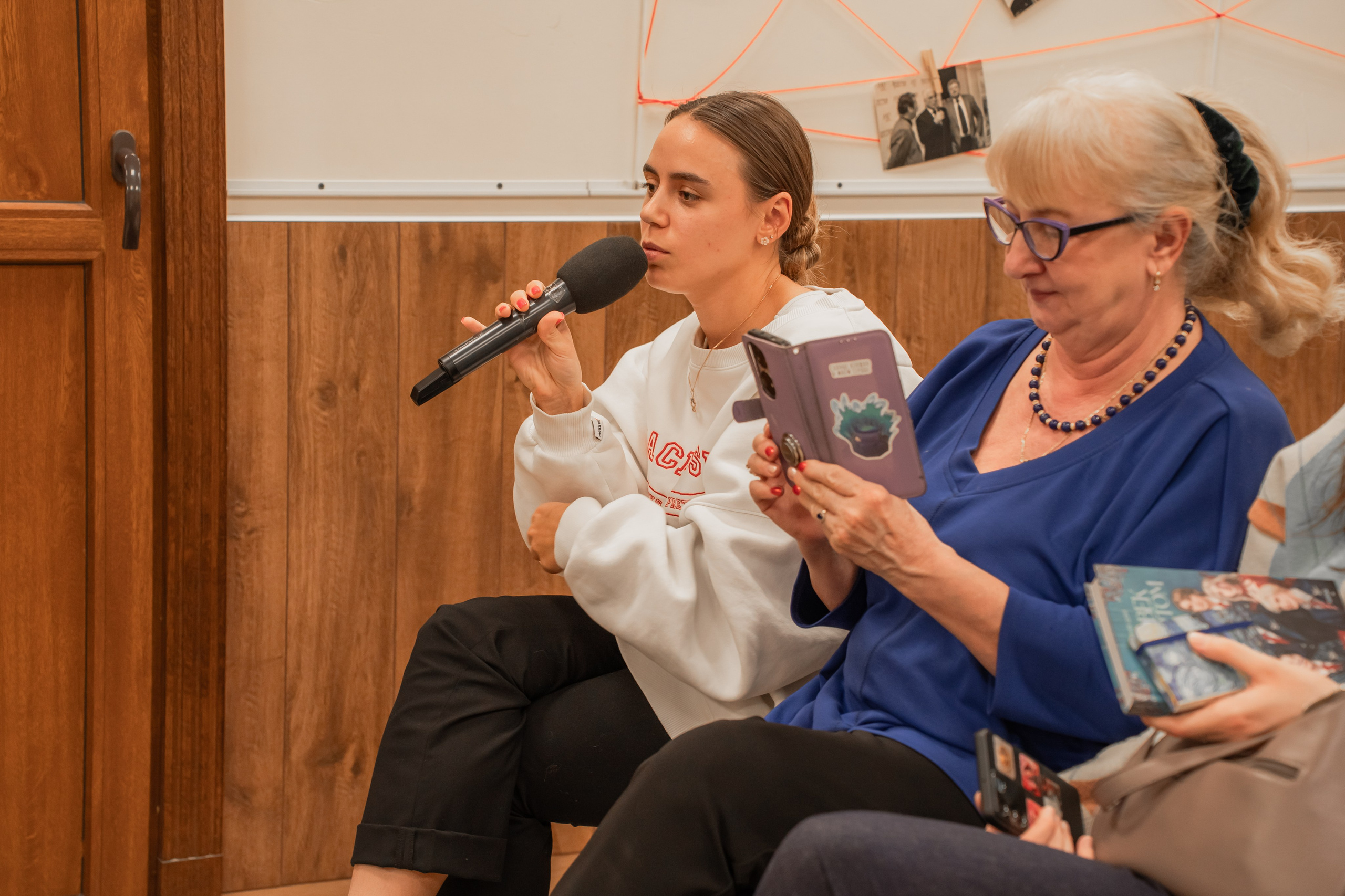 Презентация книги «Человек за бортом», автор София Цой. Репортажный фотограф Анастасия Рубцова