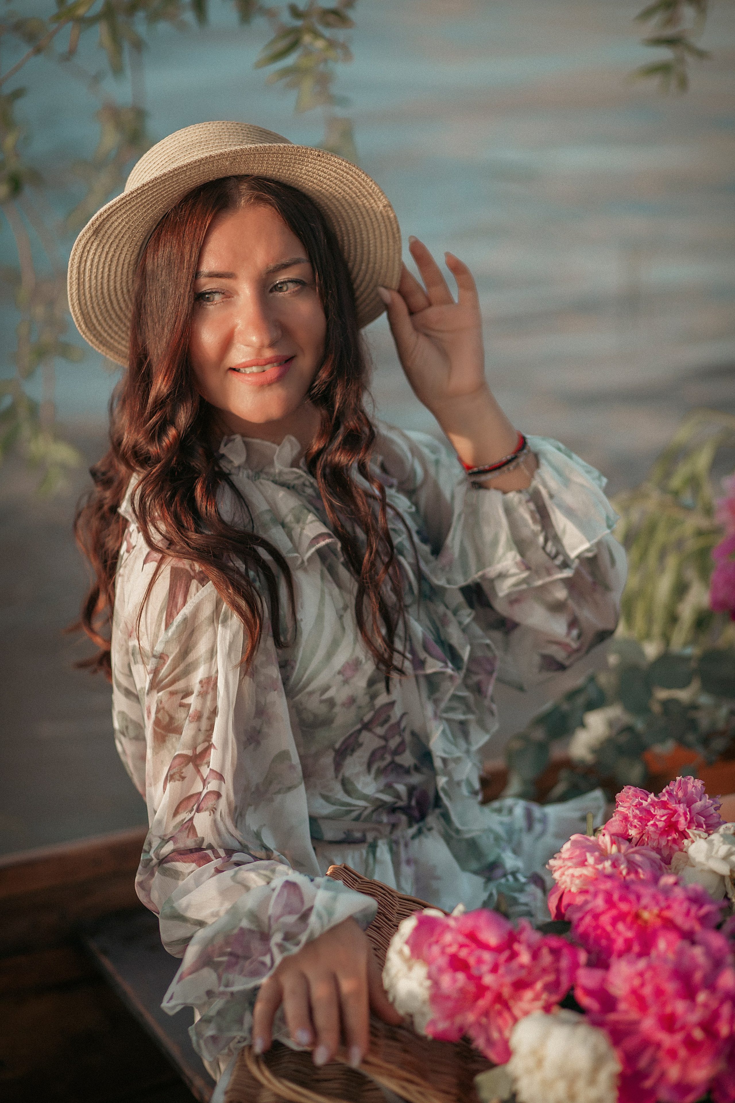 Лодка с пионами. Фотограф Ольга Бобб Нижний Новгород